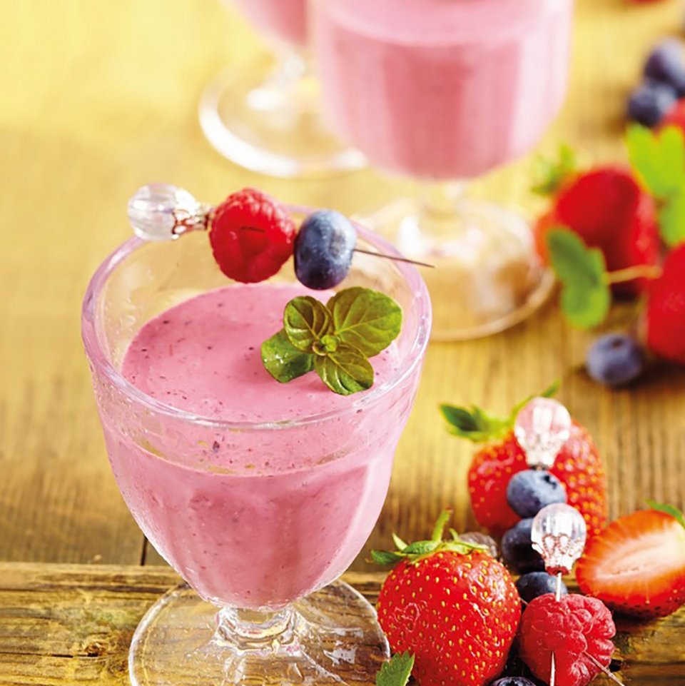 Smoothie im Glas mit Beeren als Dekoration