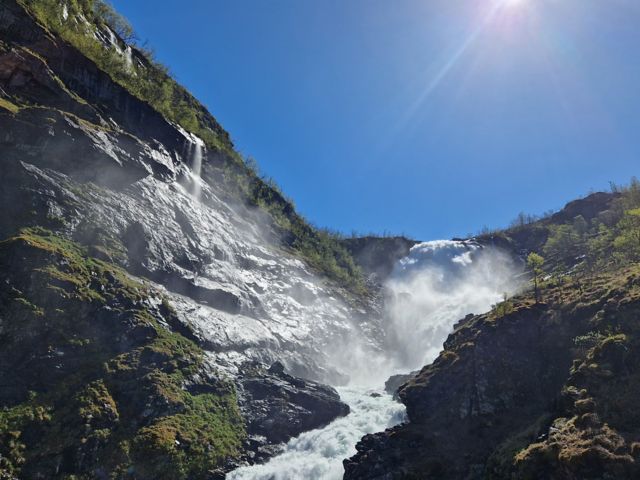 Entlang der Flåm-Bahn mit dem E-Bike