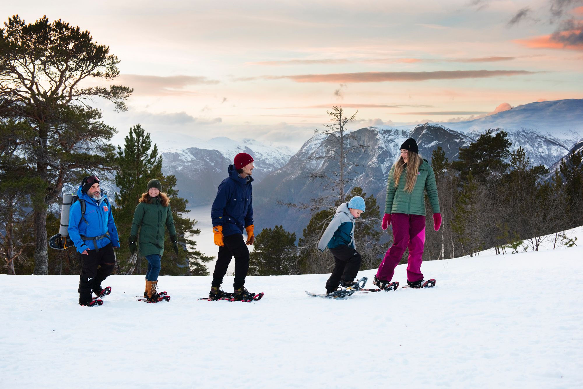 FLA18_02_gruppe_sonnenuntergang_schneeschuh_NordicGatewayy_2026_quer.JPG
