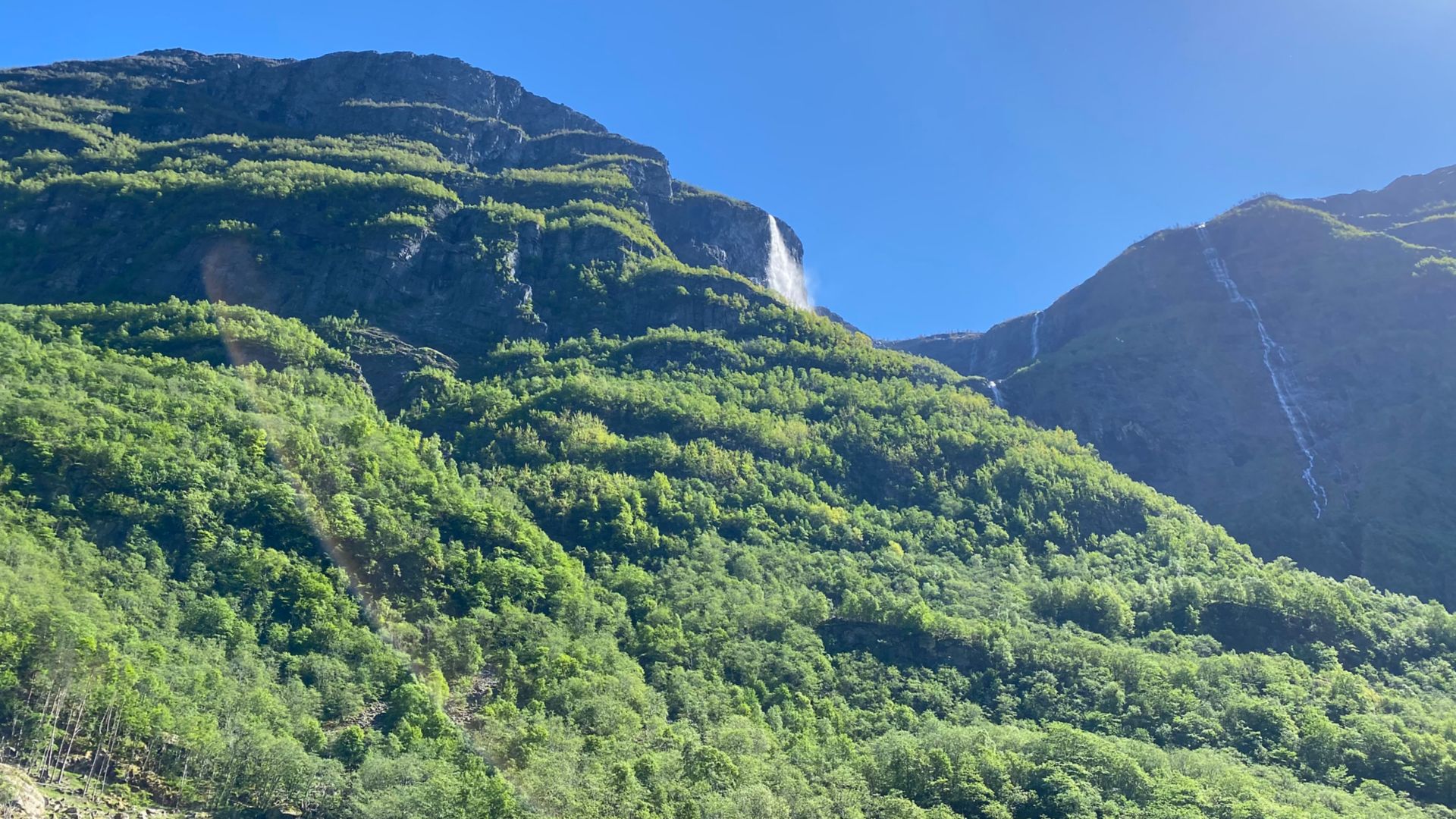 FLA30_WasserfallueberGudvangen_PR_2025_005.jpg