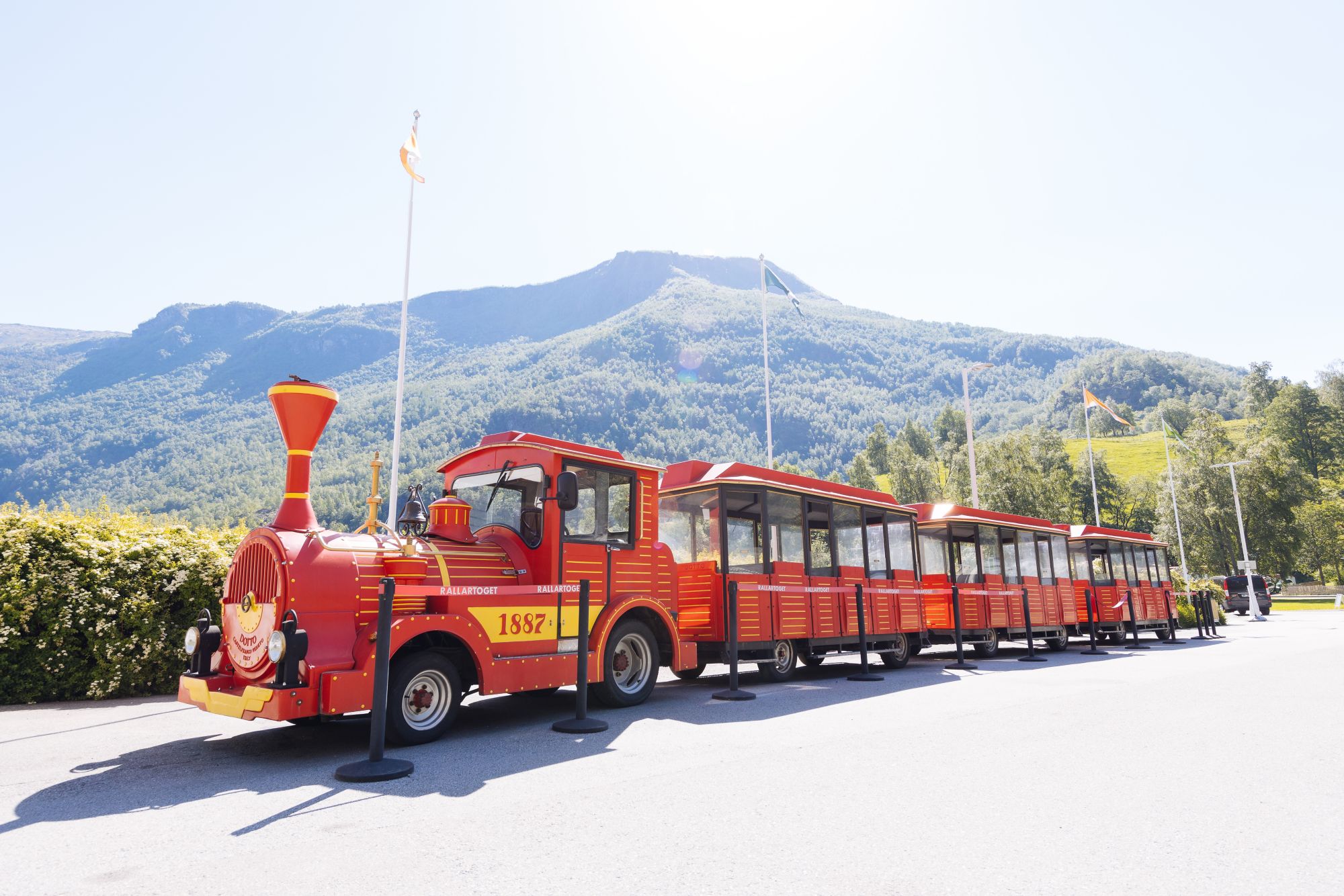 Flåm entspannt mit der Bimmelbahn entdecken