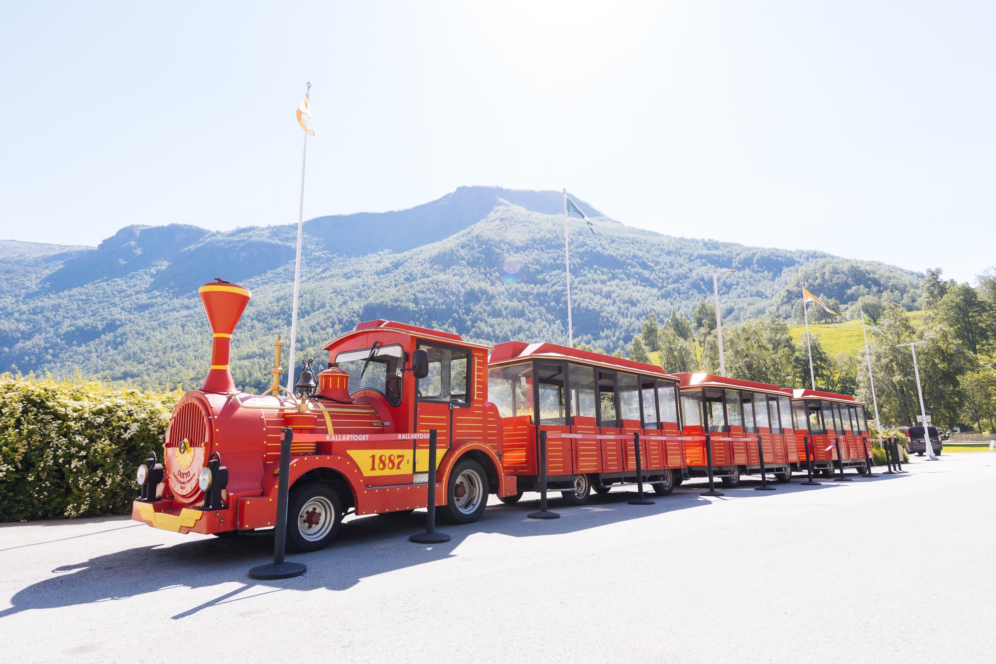 Flåm entspannt mit der Bimmelbahn entdecken