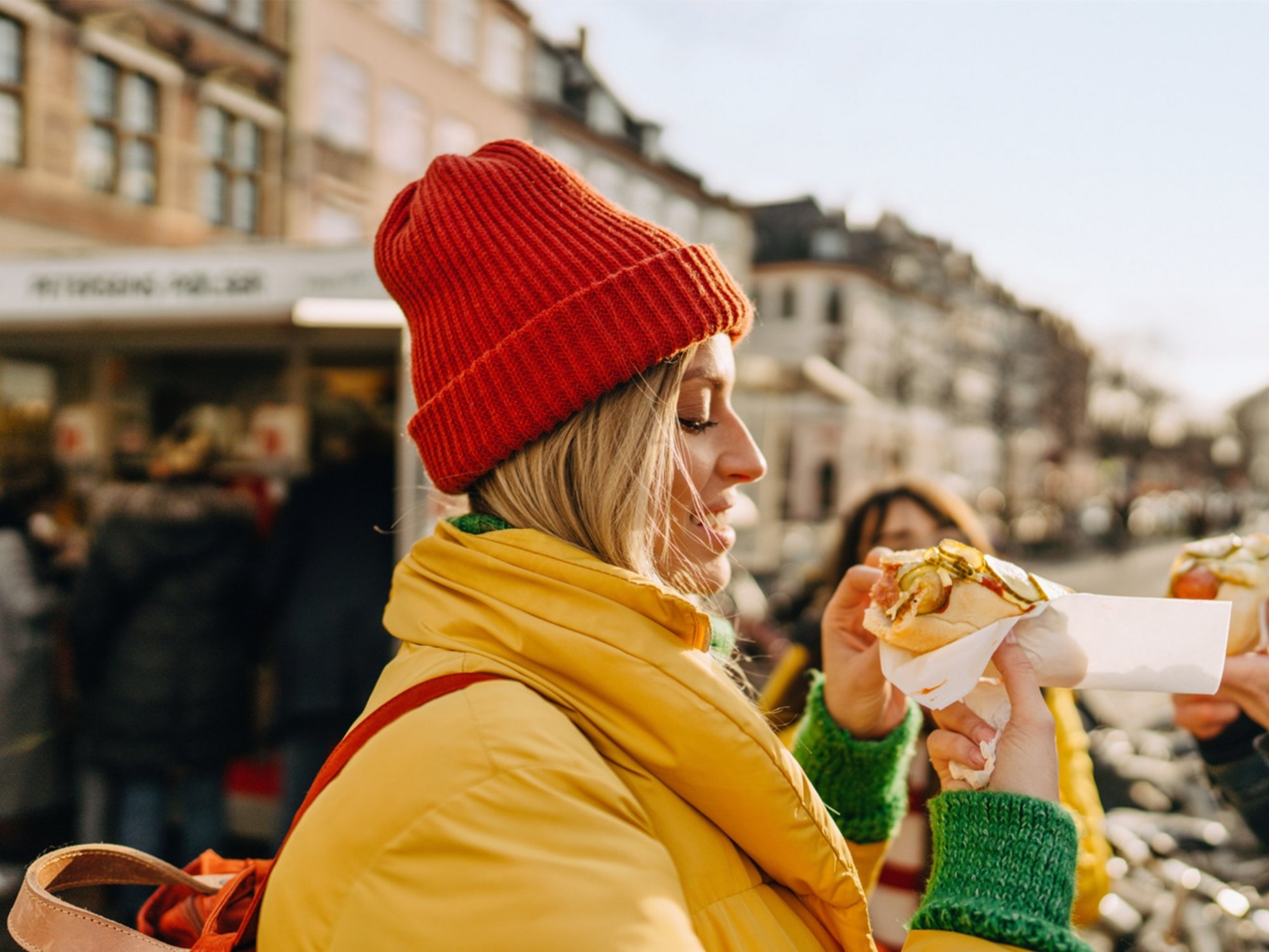 Frau genießt ihren Hot Dog in Nordeuropa