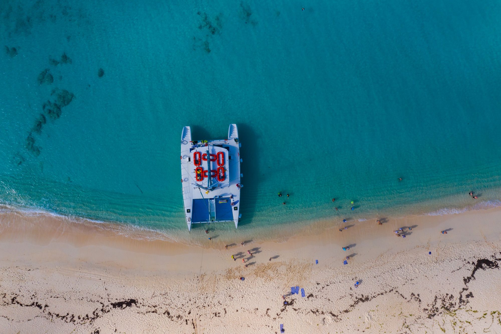 GDT05_Katamaran_am_Strand_Drohnenaufnahme_Chukka_2019_quer_002.jpg