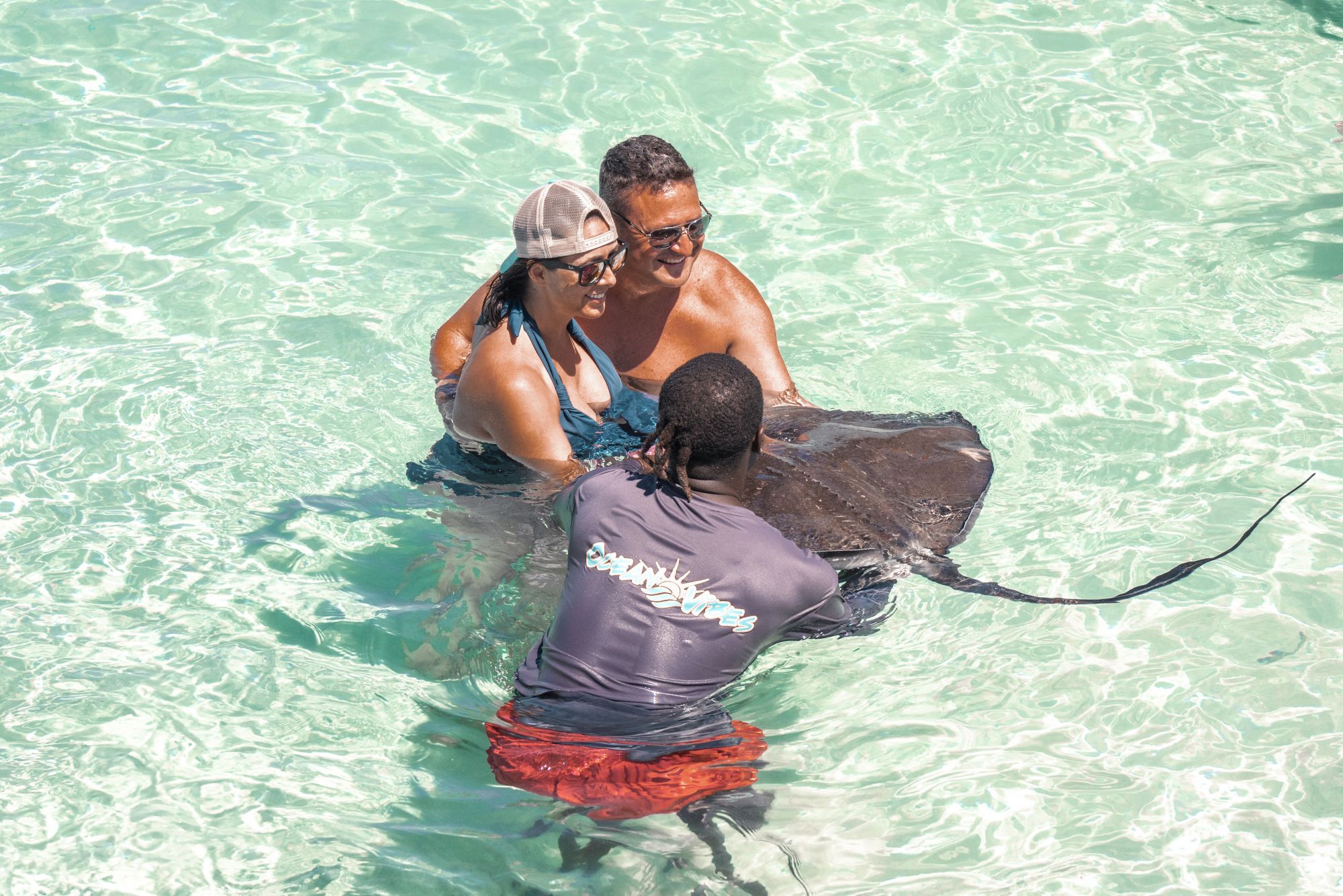 GDT07_Holdingandinteractingwithtingray_OceanVibesScuba_Watersports_2024_quer_002.JPG