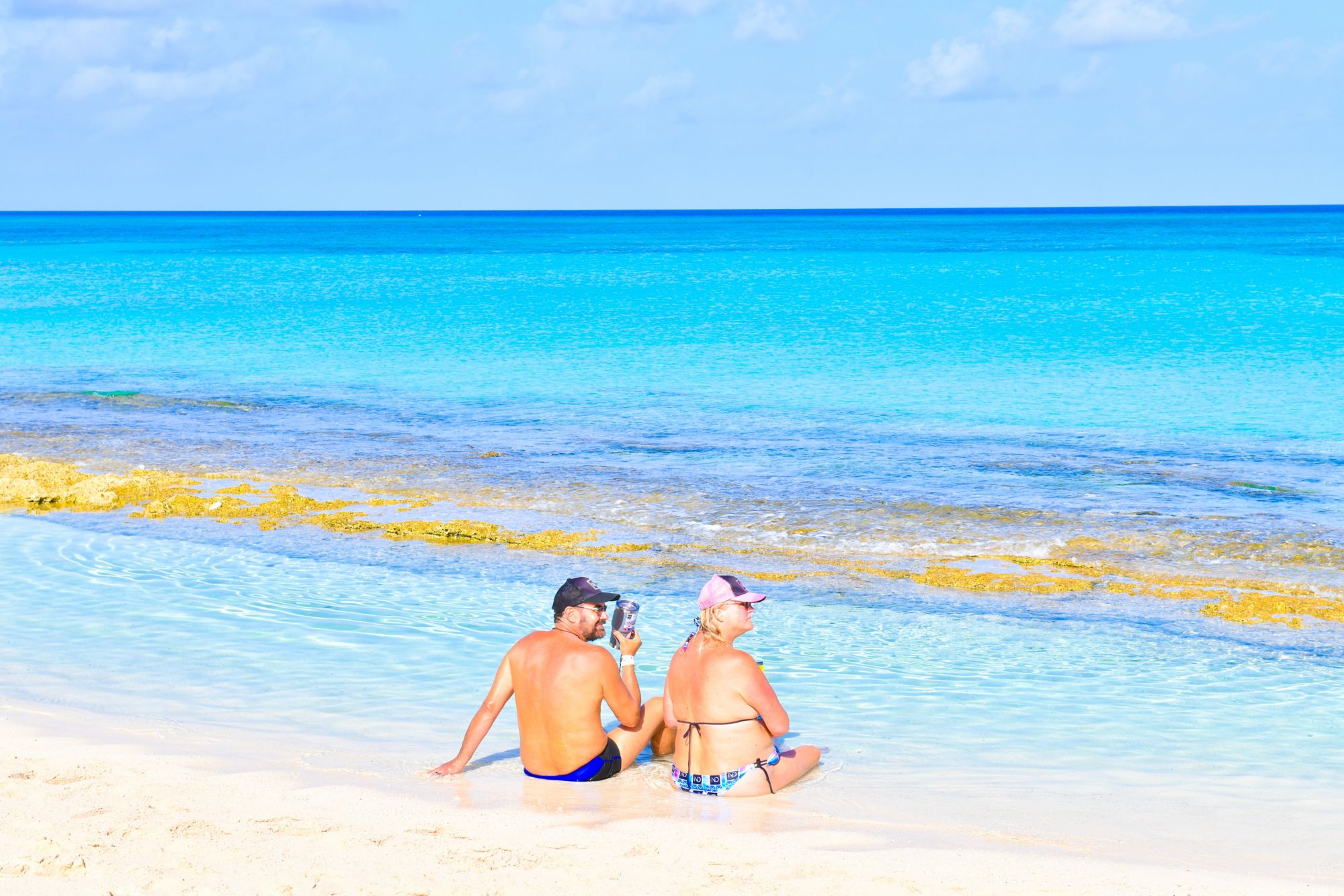 GDT12_Menschen_sitzen_Strand_Chukka_2022_quer_003.jpg