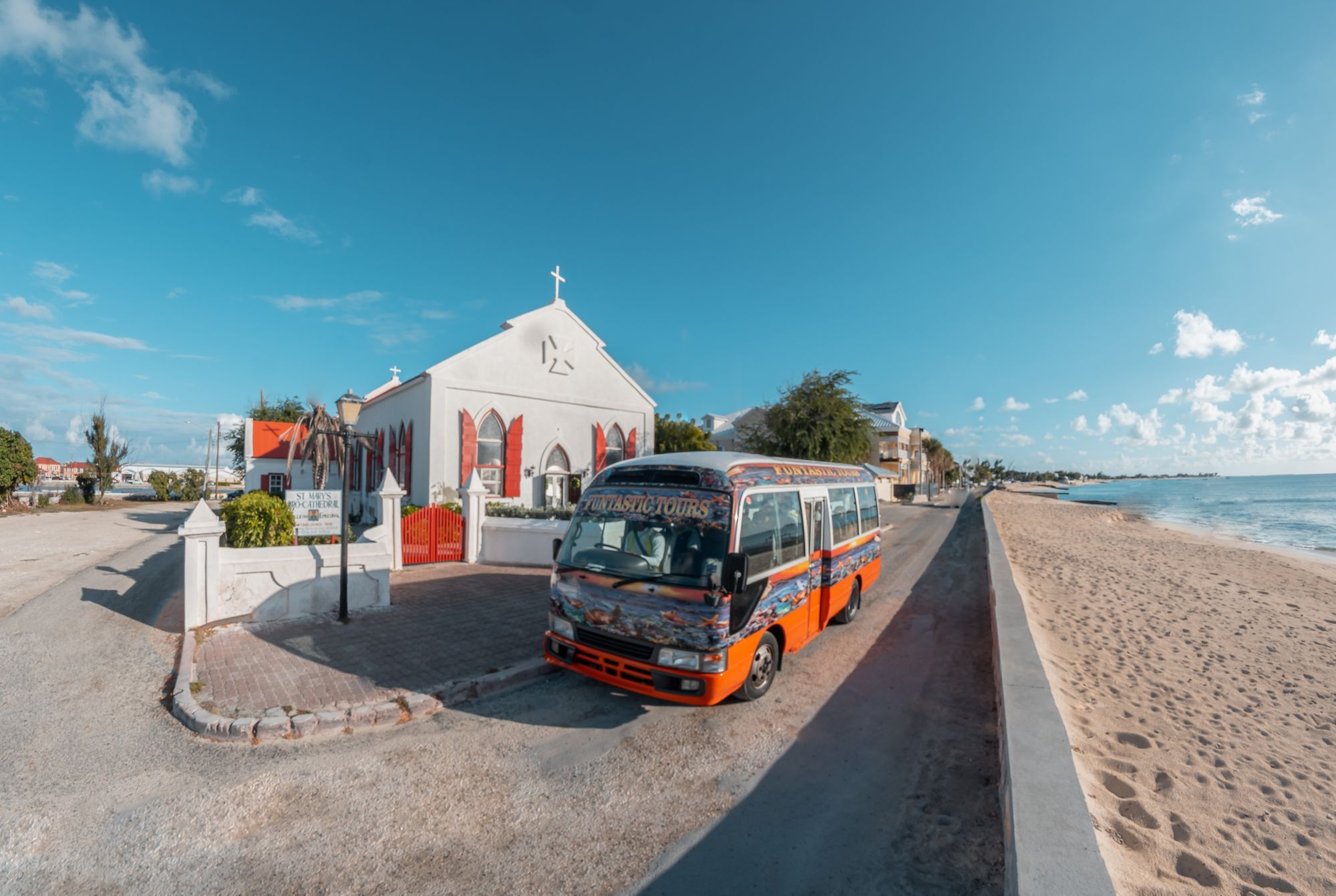 GDT13_Bus_ehemalige_Kolonialgebaeude_2019_FuntasticTours_Company_quer.jpg