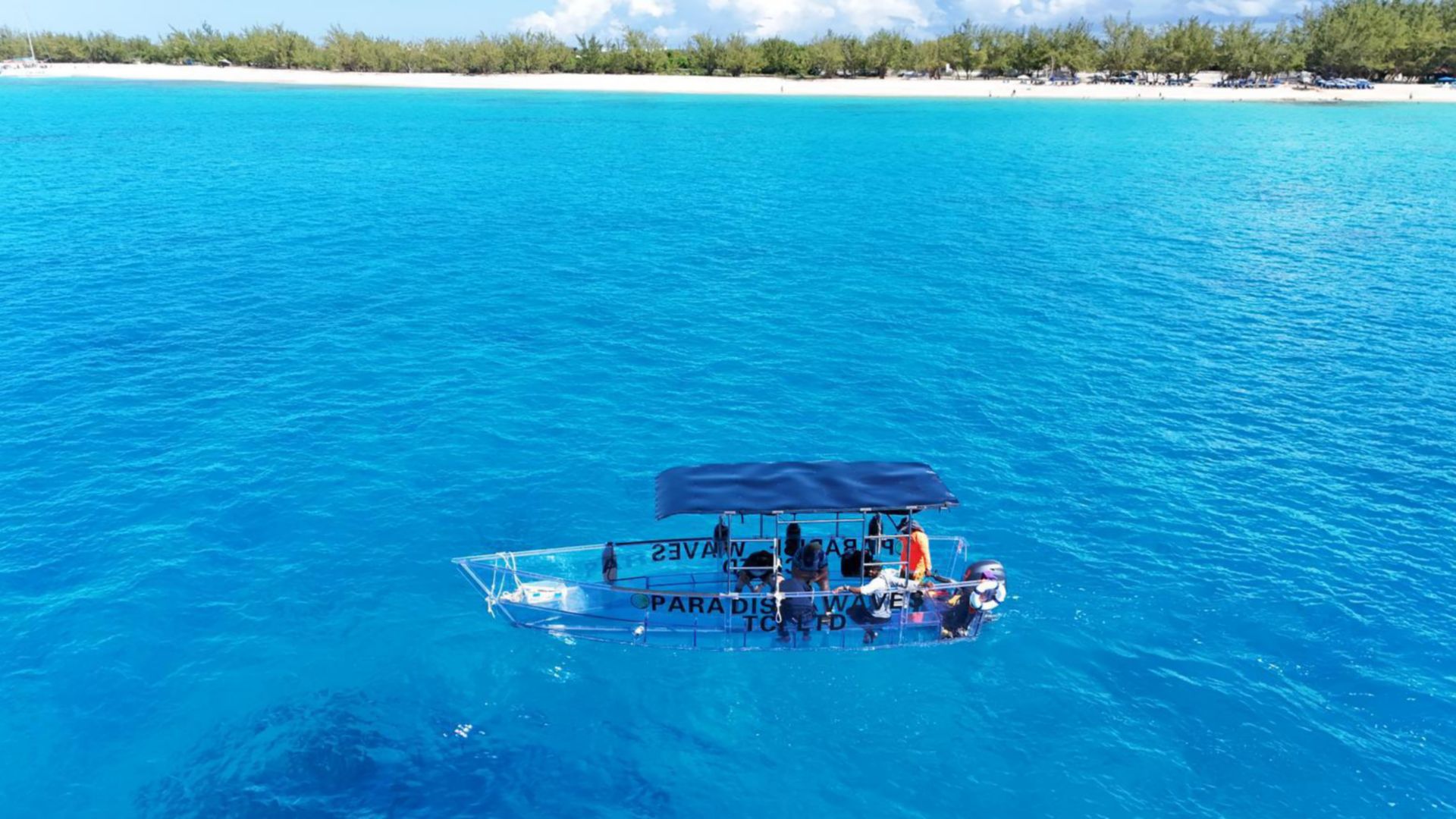 GDT14_Glasbodenboot_Drohnenaufnahme_seitlich_026_ParadiseWaves_quer_005.jpg
