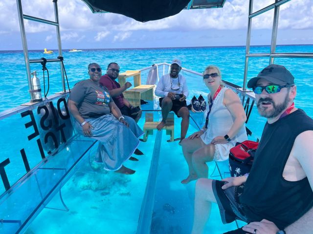 GDT14_Glasbodenboot_Gaeste_Freier_Boden_2026_ParadiseWaves_quer_003.jpg