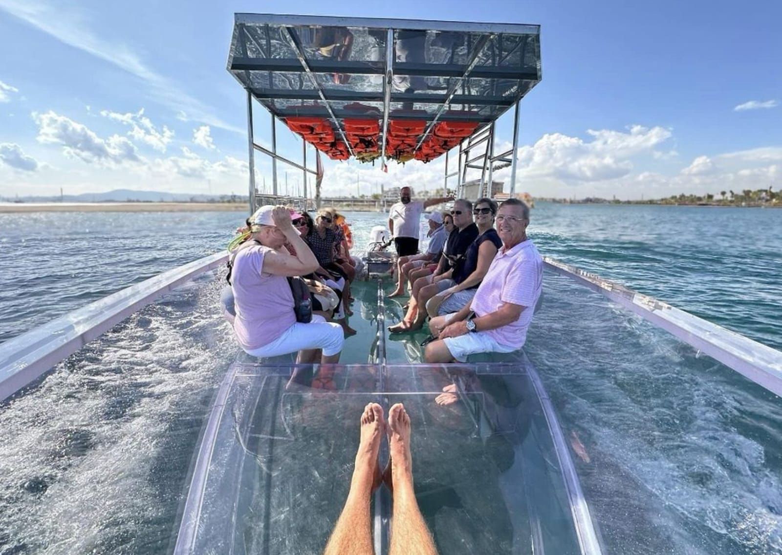 GDT14_Glasbodenboot_Gast_TW_Fuesse_2025_ParadiseWaves_quer_002.jpg