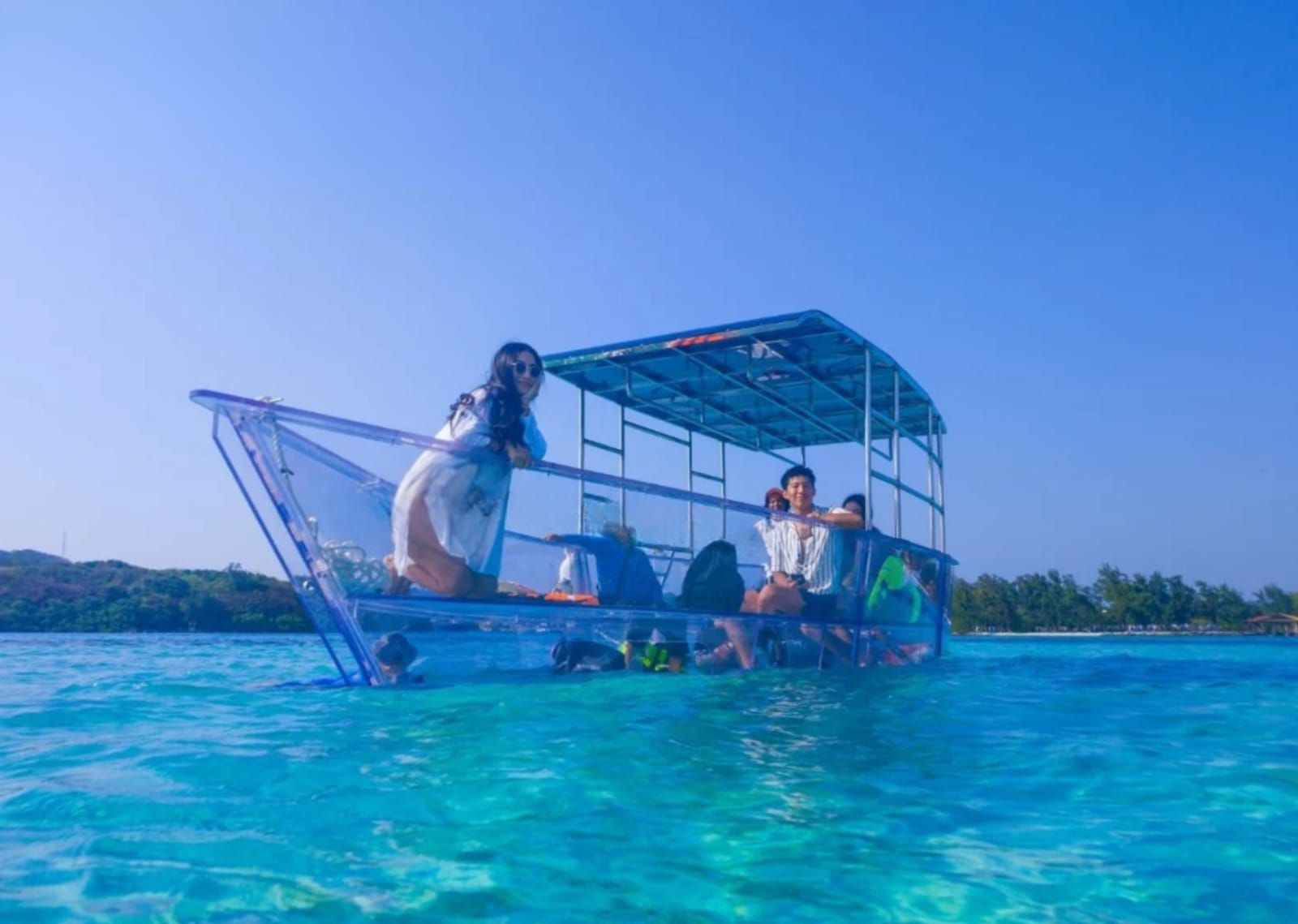 GDT14_Glasbodenboot_vom_Wasser_aus_2026_ParadiseWaves_quer_004.jpg