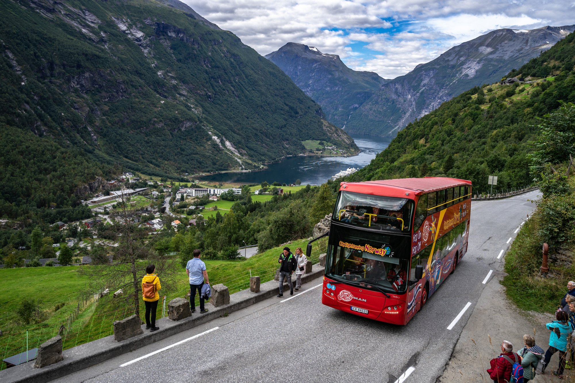 Hop-on-hop-off-Bus in Geiranger