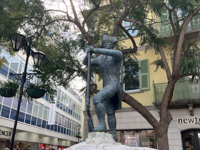GIB55_Statue_Mainstreet_DI_2025_008.JPG