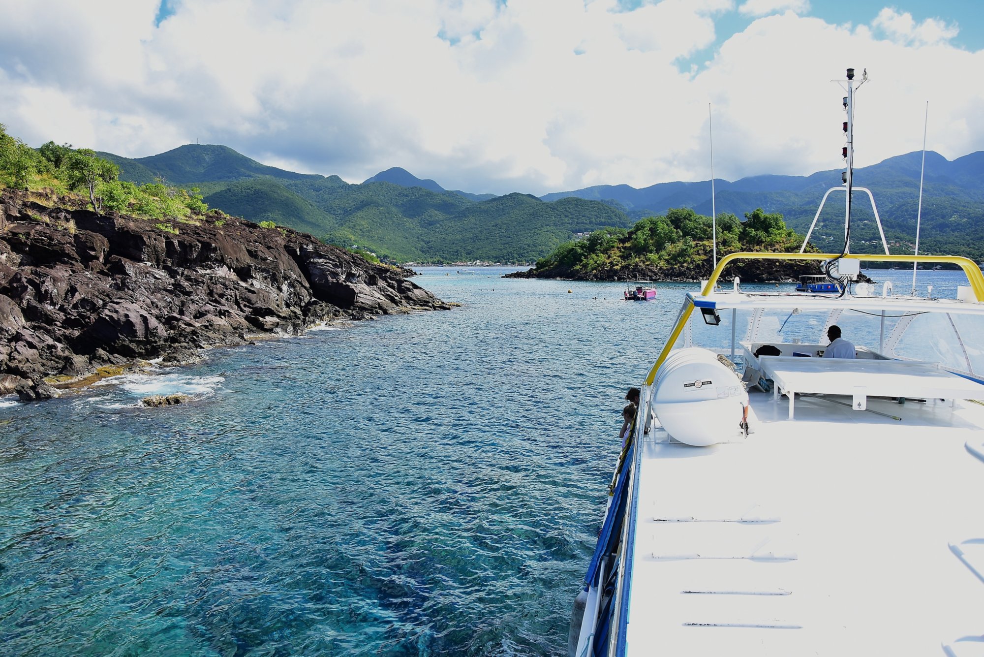 Glasbodenboot und Wasserfall