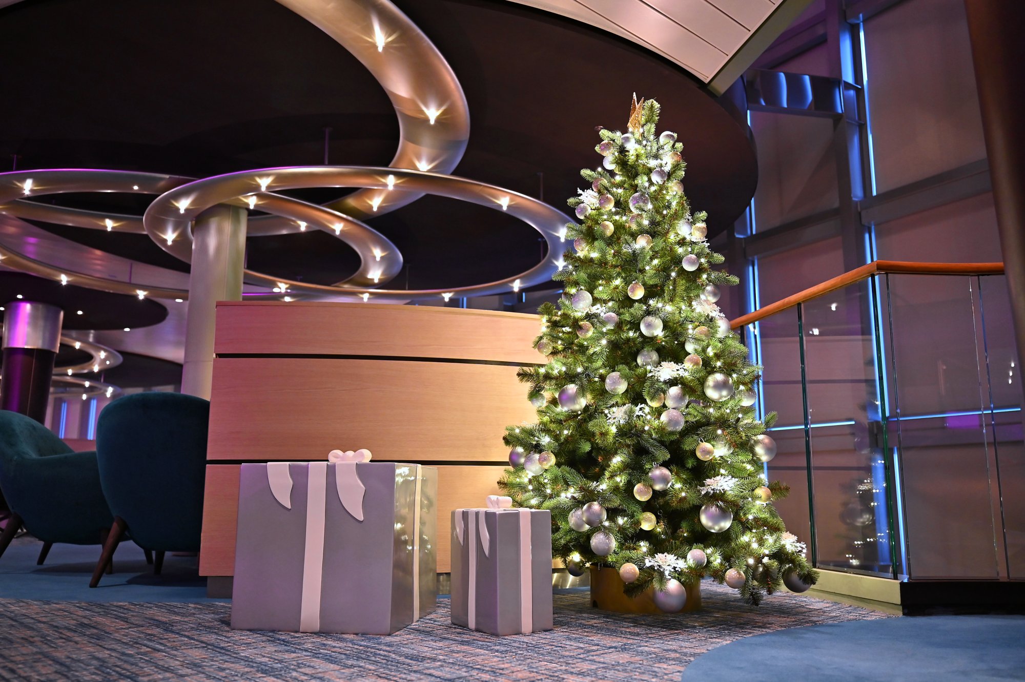 geschmückter Tannenbaum mit LIchterkette auf AIDAnova