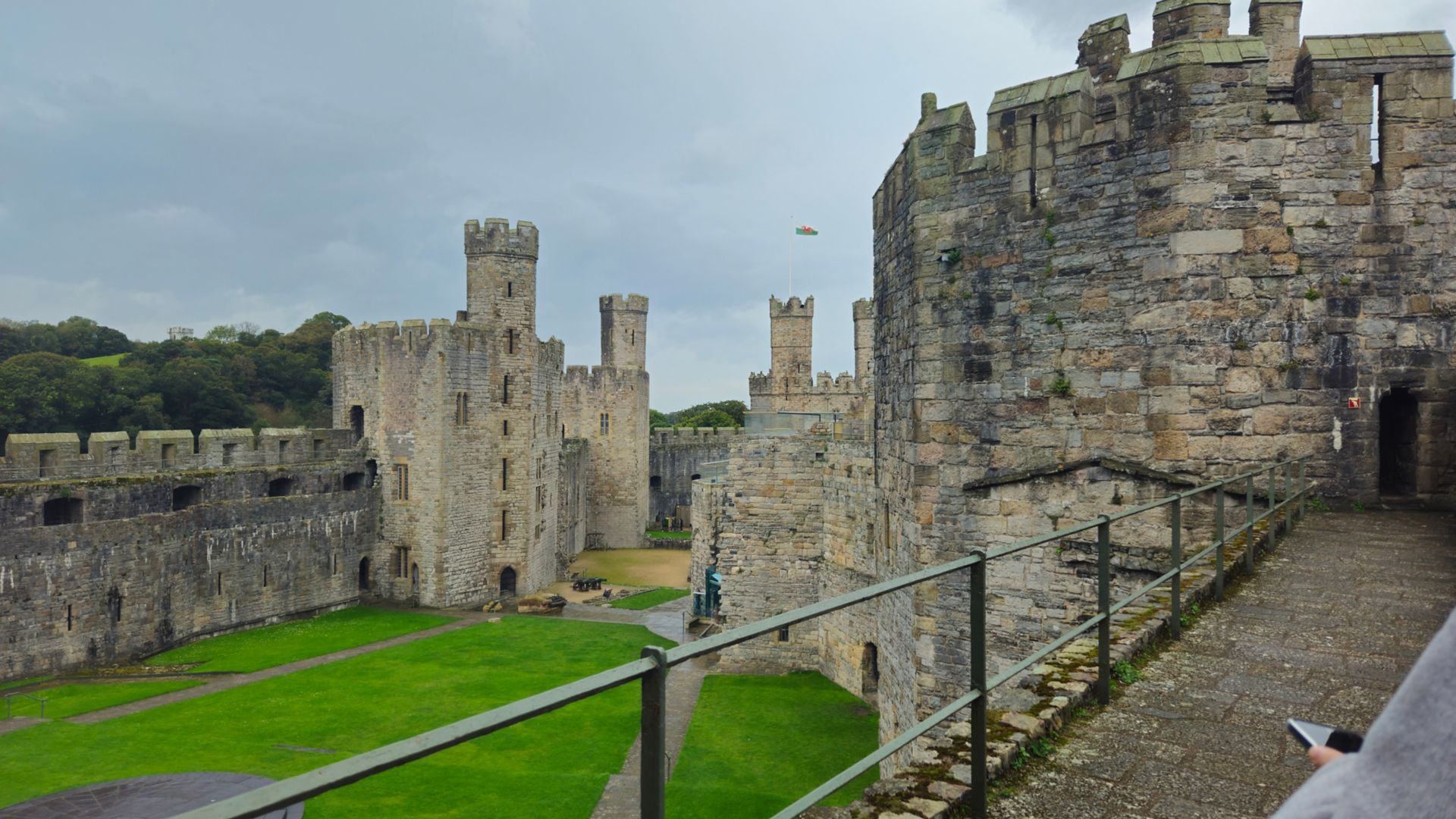 HLY04_CaernarfonCastle_002.jpg