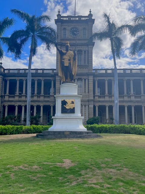 HNL15_IolaniRoyalPalaceVisitMissionHouses4-KamehamehaStatue_001.jpg