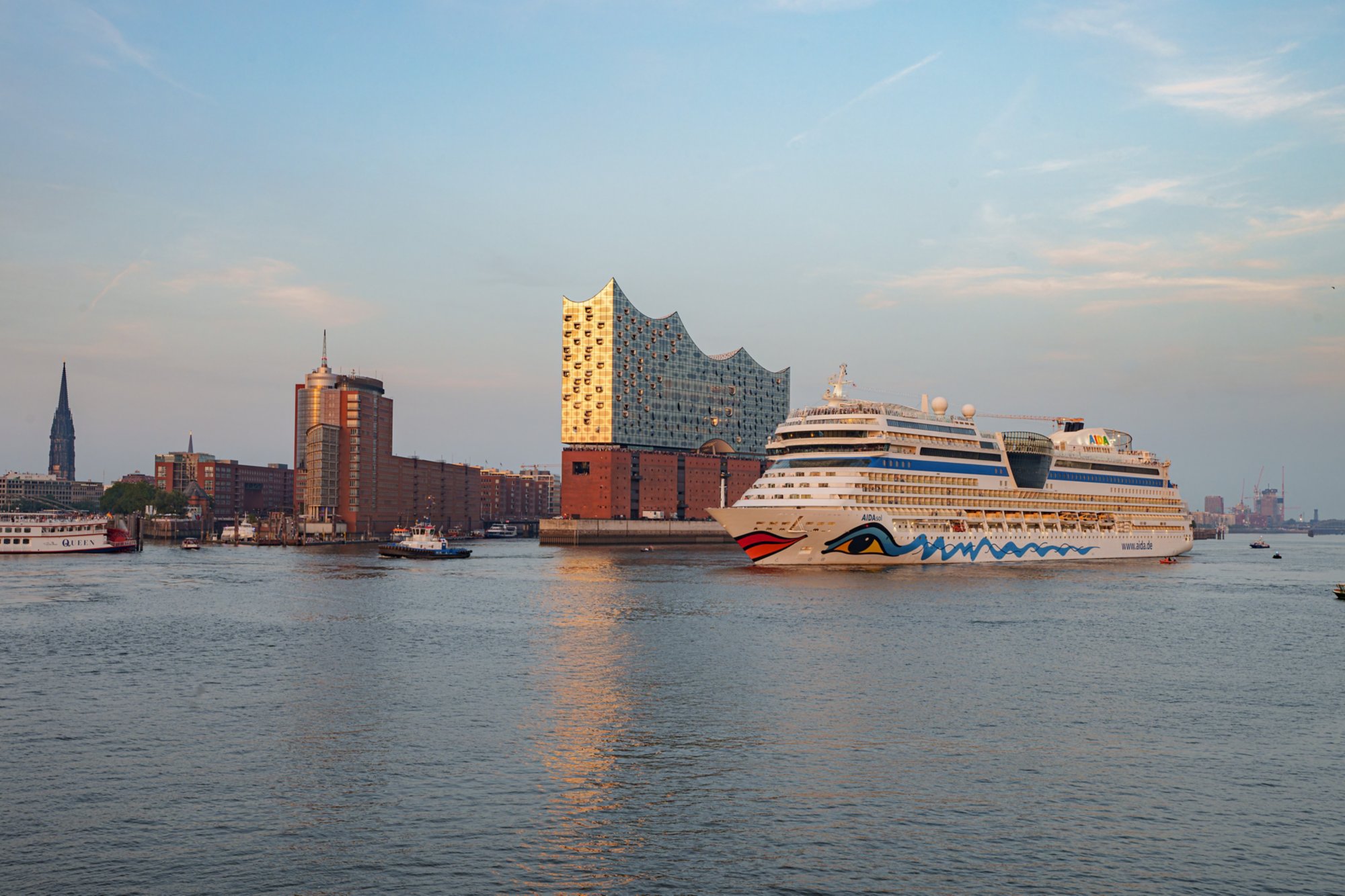AIDA Kreuzfahrtschiff auf der Elbe vor der Elbphilharmonie