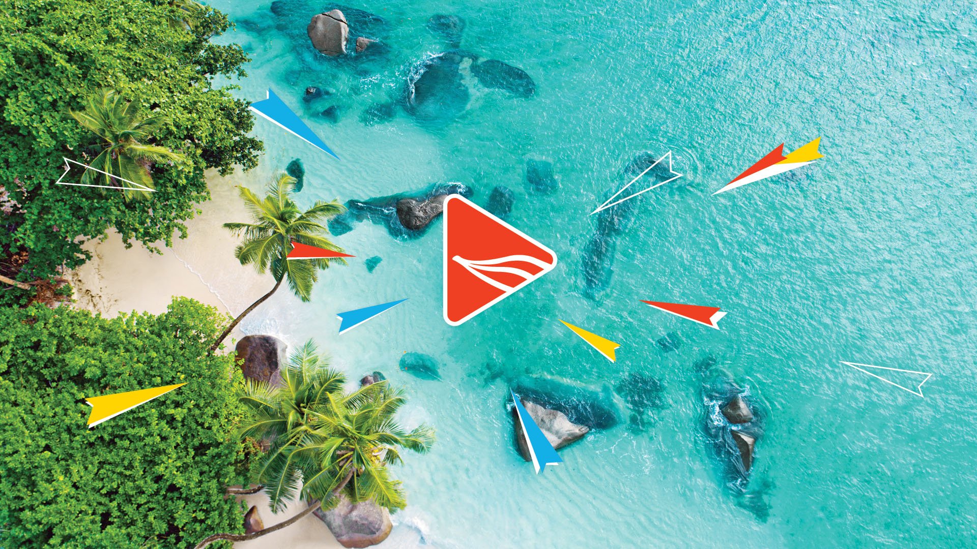 Der Blick von oben auf rechts das blaue Meer mit Felsen und links Strand mit grünen Palmen und Sträuchern. Darüber liegt das rote dreieckige AIDAradio Logo, darauf zu laufen kleine Pfeile in rot, blau, gelb und weiß zu.