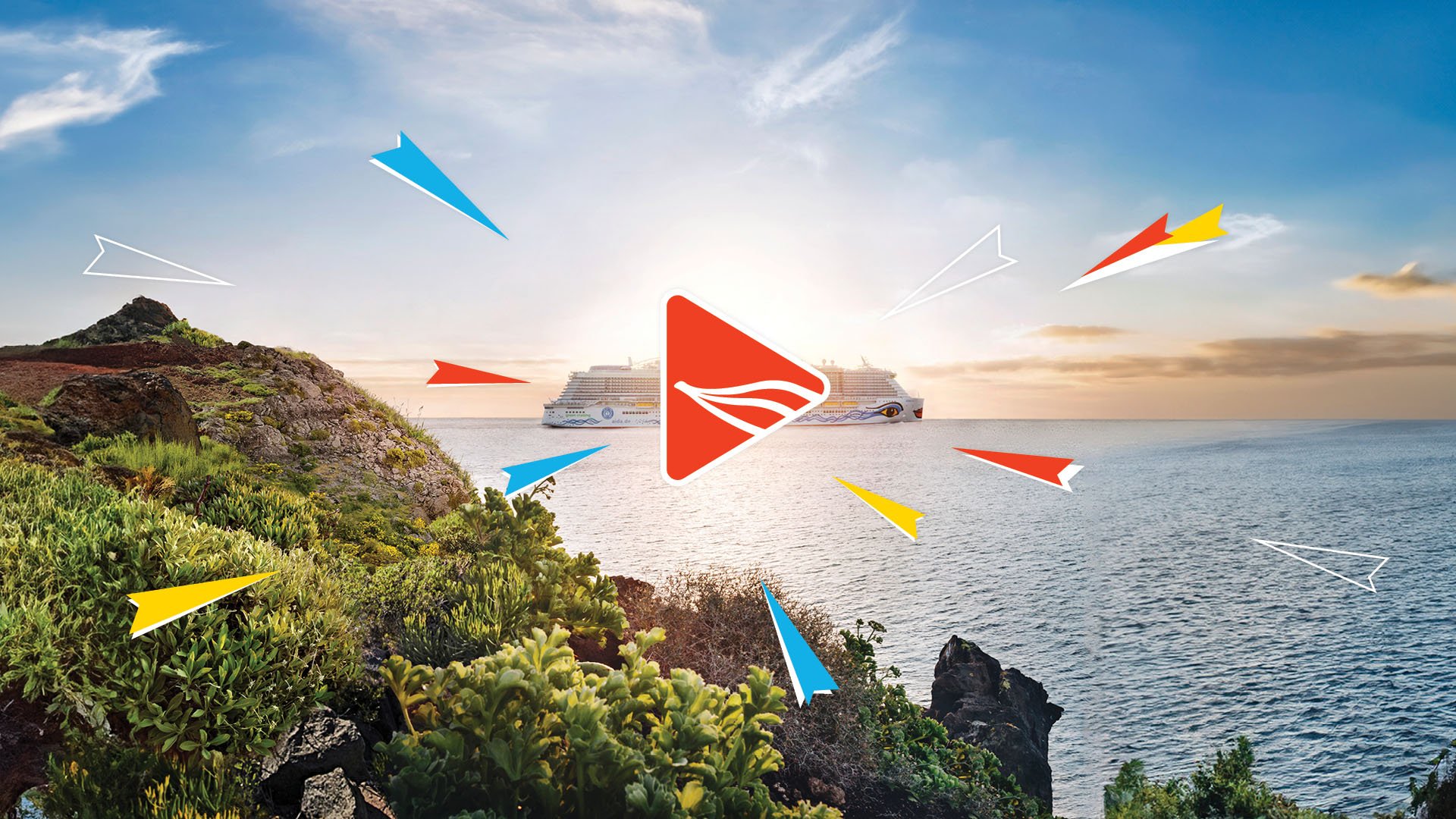 Links ist eine grüne bewaldete Küste mit Felsen, rechts ist das blaue Meer und am Horizont fährt ein AIDA Kreuzfahrtschiff. Die Sonne geht gerade unter. Darüber liegt das rote dreieckige AIDAradio Logo, darauf zu laufen kleine Pfeile in rot, blau, gelb und weiß zu.