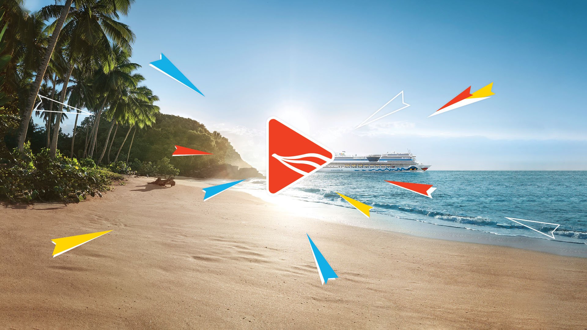 Strand, Meer und Palmen, im Hintergrund ist ein AIDA Schiff auf dem Wasser zu sehen.