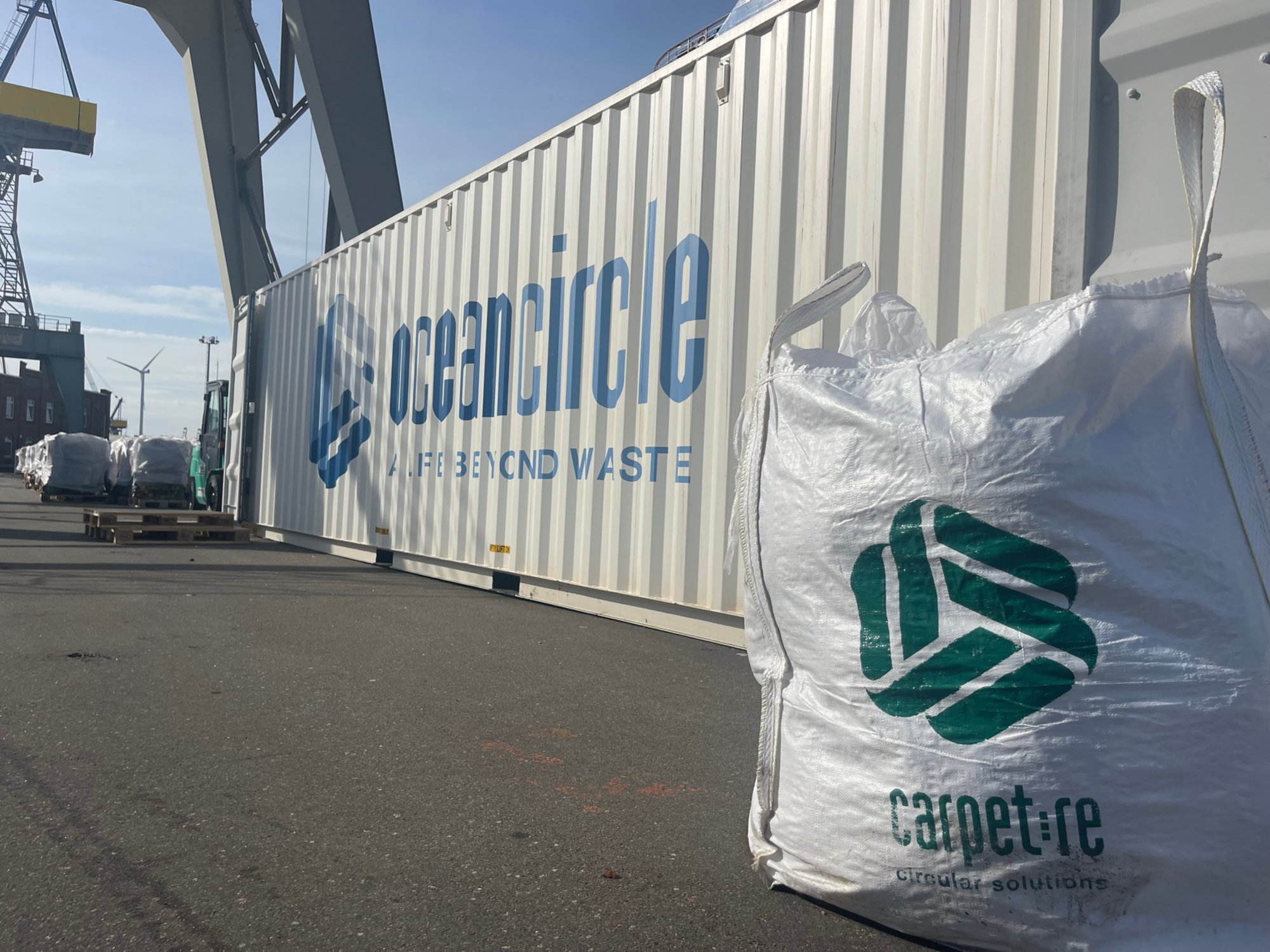 Große Recycling-Tasche vor einem Container in der Werft