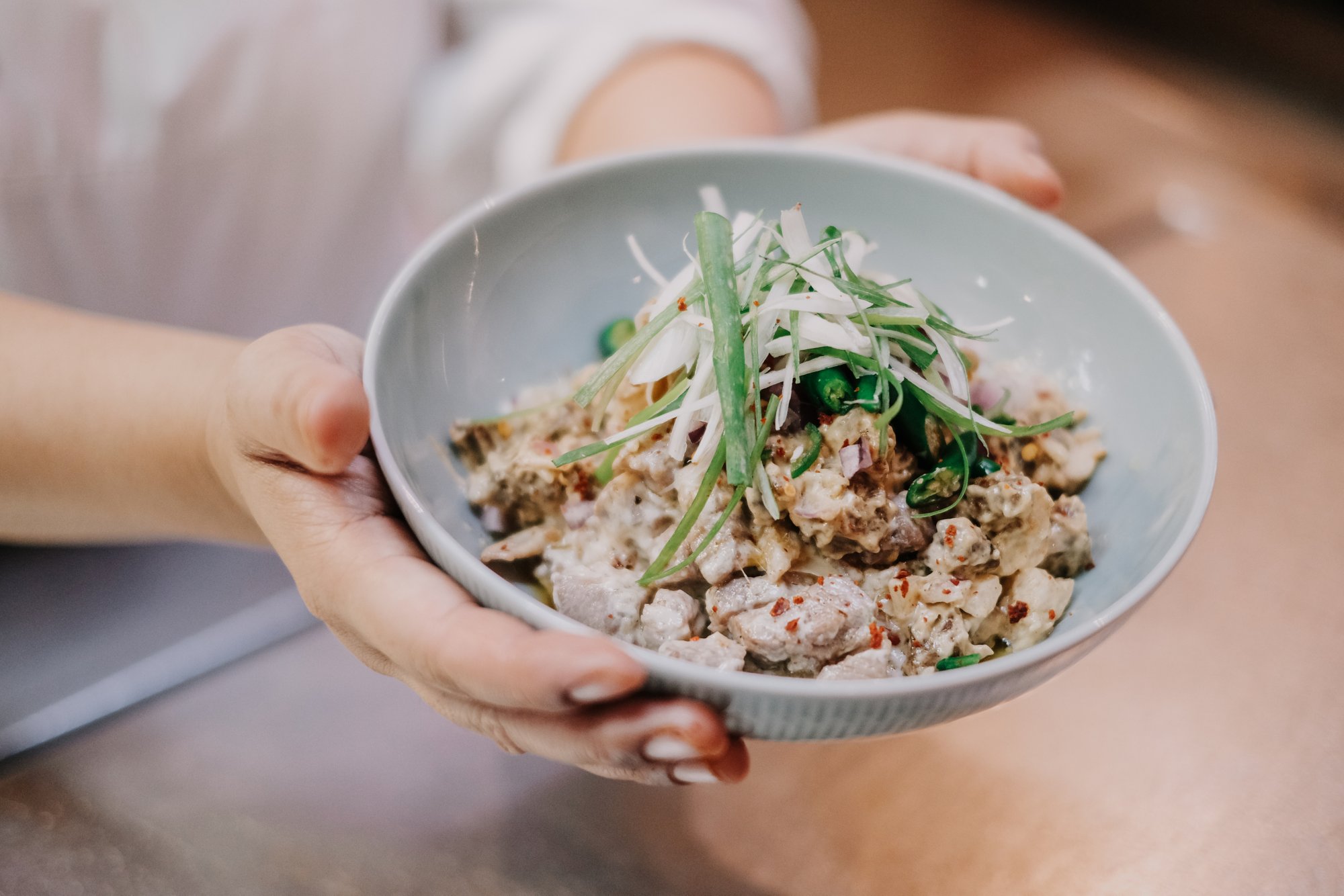 Asiatisches Gericht Beef Pares in einer Schüssel 