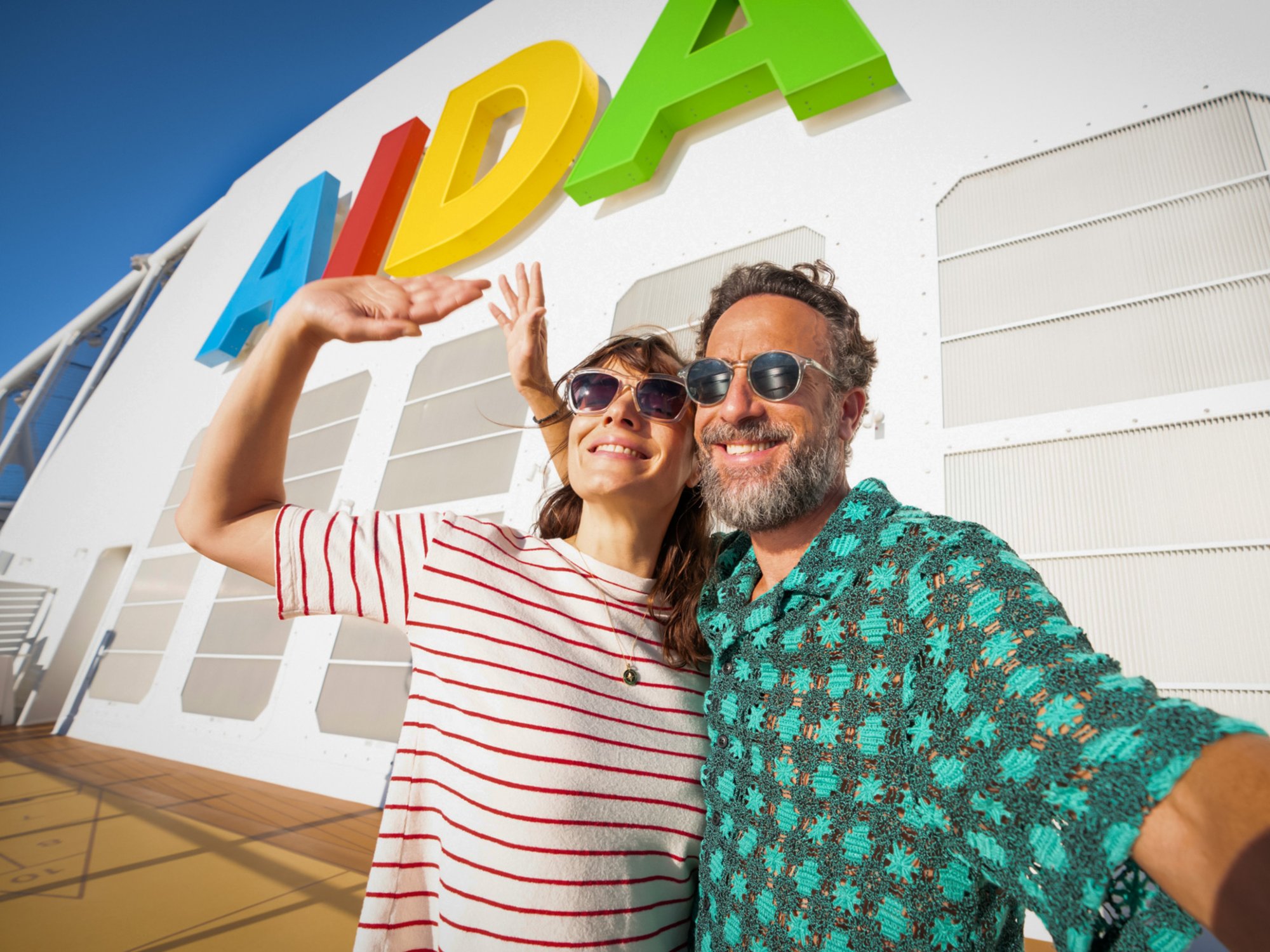Paar unter AIDA Schriftzug
