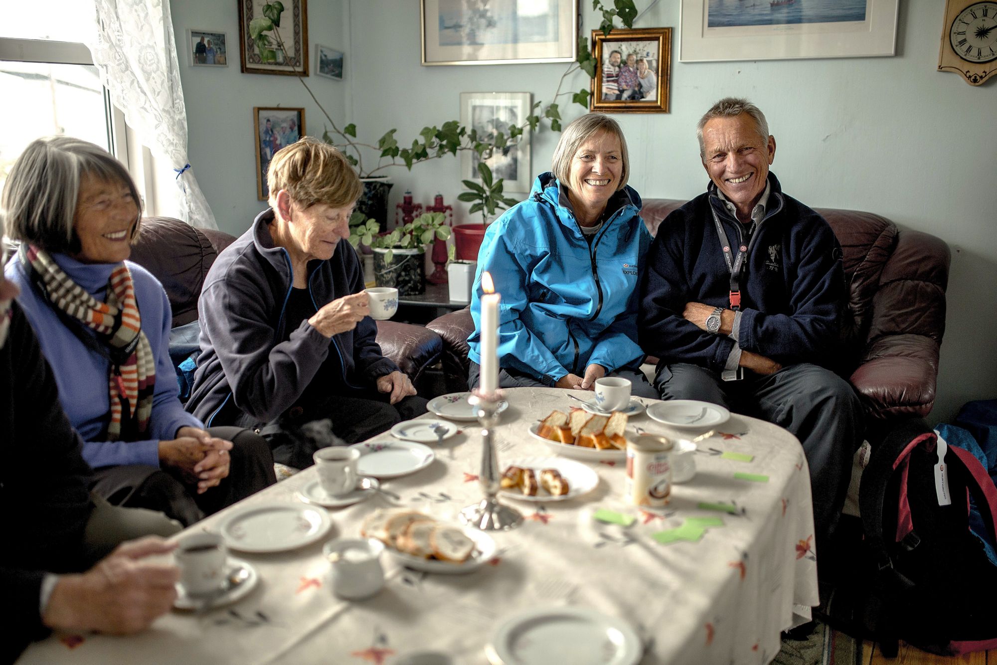 JNN08c_Gaeste_am_Keffeetisch_Photo_by_MadsPihl-VisitGreenland_2025_quer.jpg