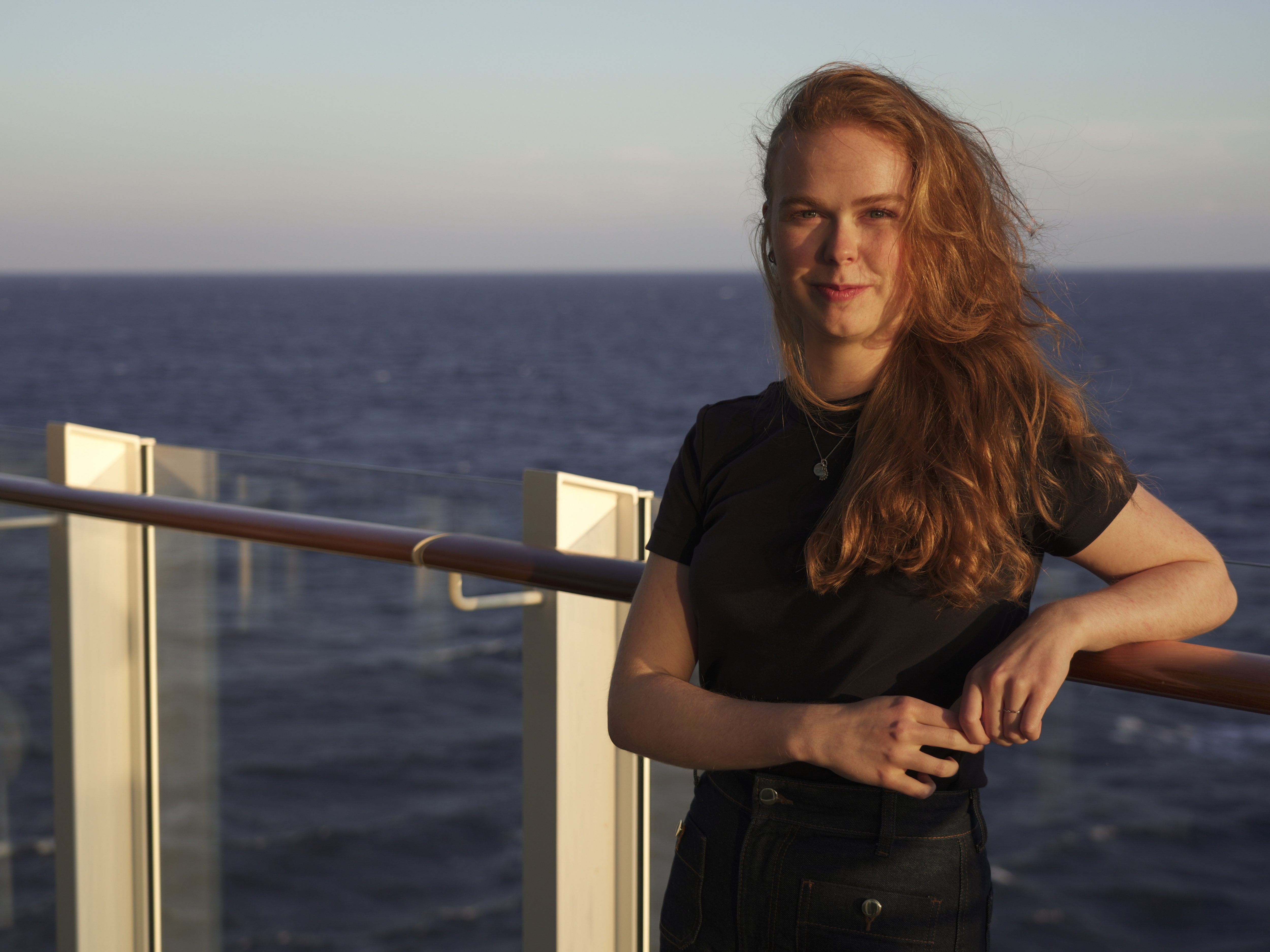 Weltreisereporterin 2025 Johanna Steffens an der Reling