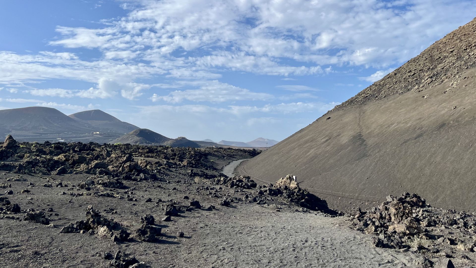 Zum Cuervos-Krater wandern – Timanfayas Feuerpfad