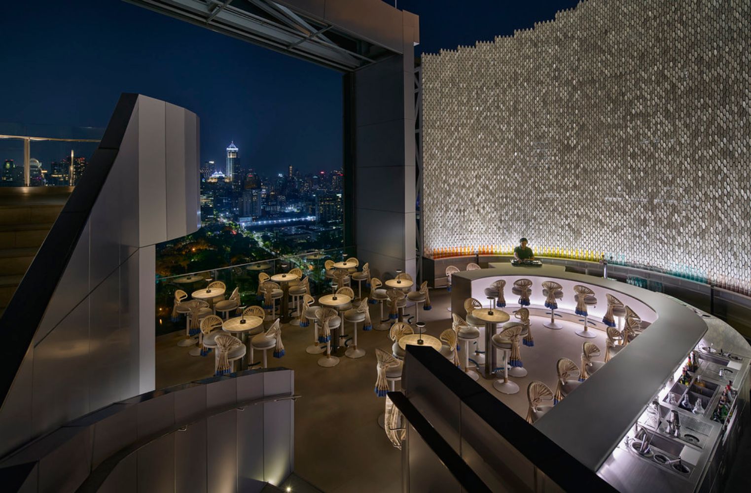 Bangkok Rooftop Bar und Dinner bei Nacht