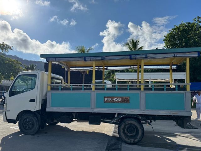 Tropisches Paradies: Die Insel La Digue im Truck erkunden