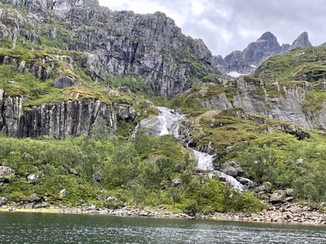 LKN07_TrollfjordWaterfall_JV_2022_quer.png