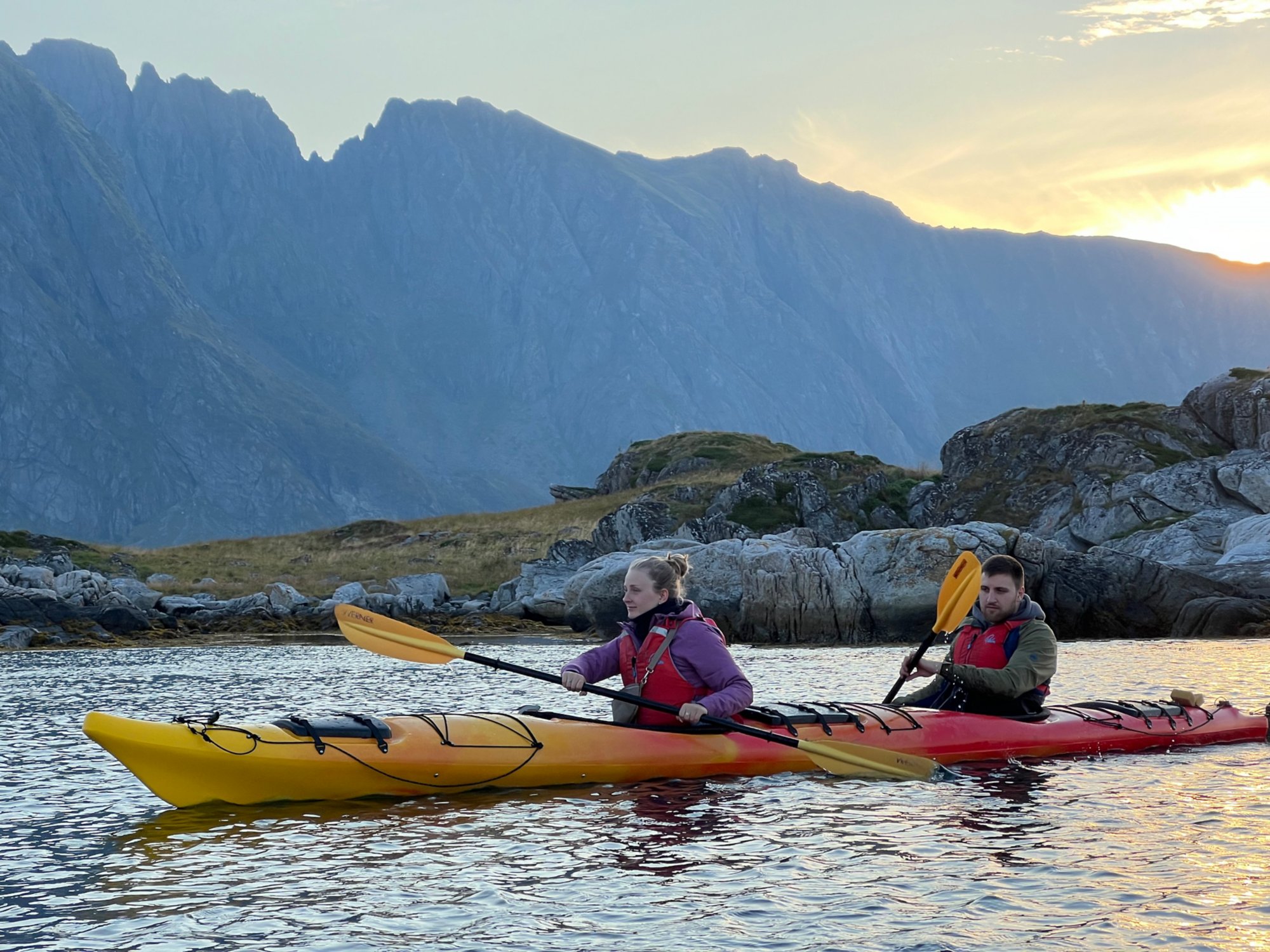 Mit dem Kajak durch die Küstenlandschaft der Lofoten