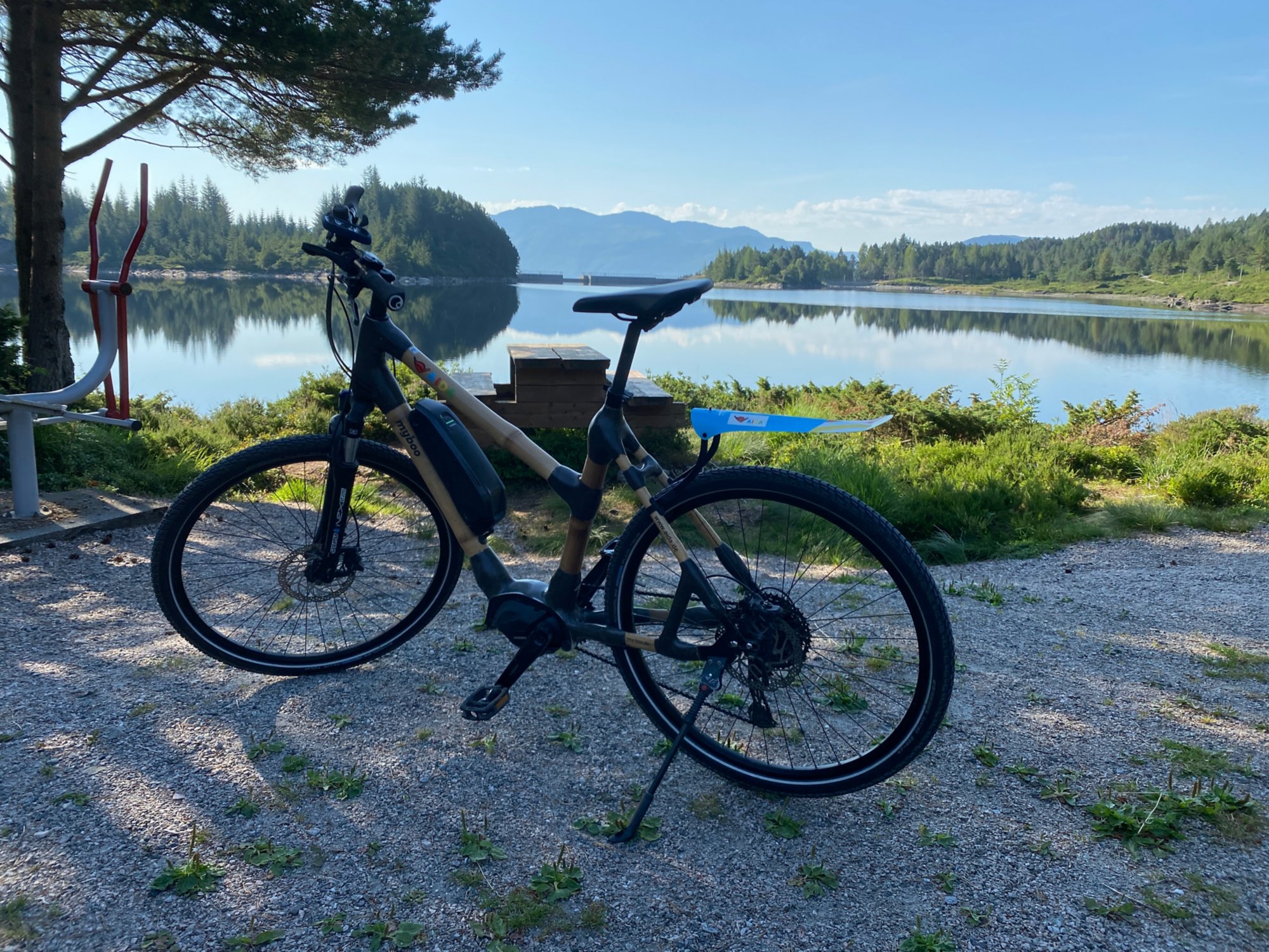 Mit dem E-Bike zum Stausee und durch Måløy