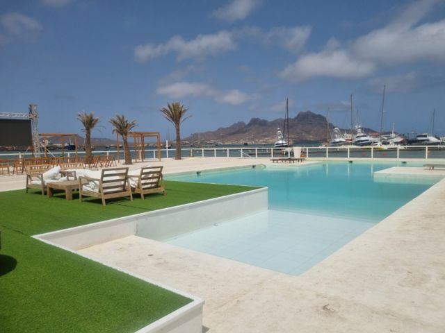Hotel Resort mit Atlantikblick – Poolglück & lokale Snacks