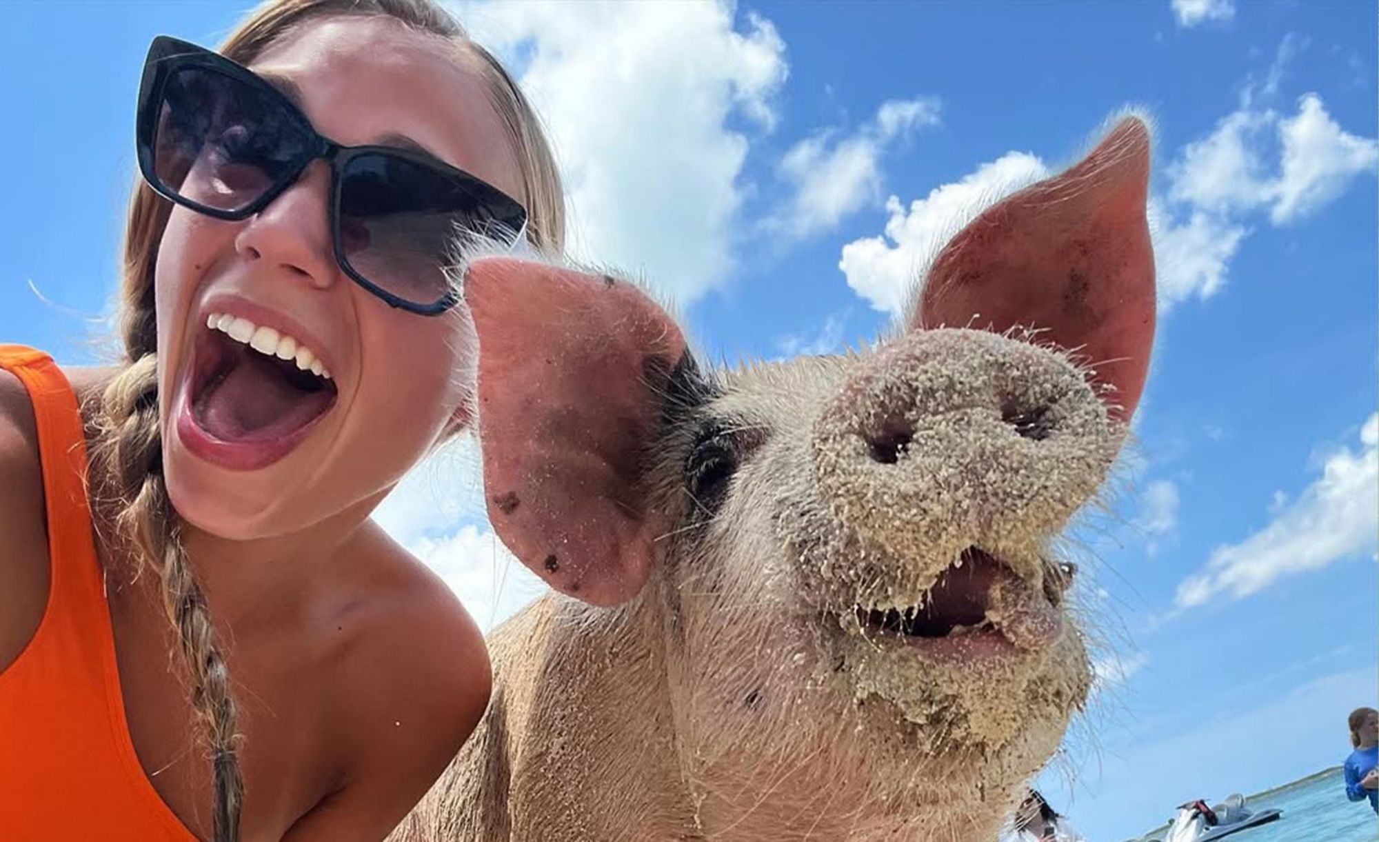 NAS31_Schwein_Selfie_Strand_Frau_2026_quer_003.jpg