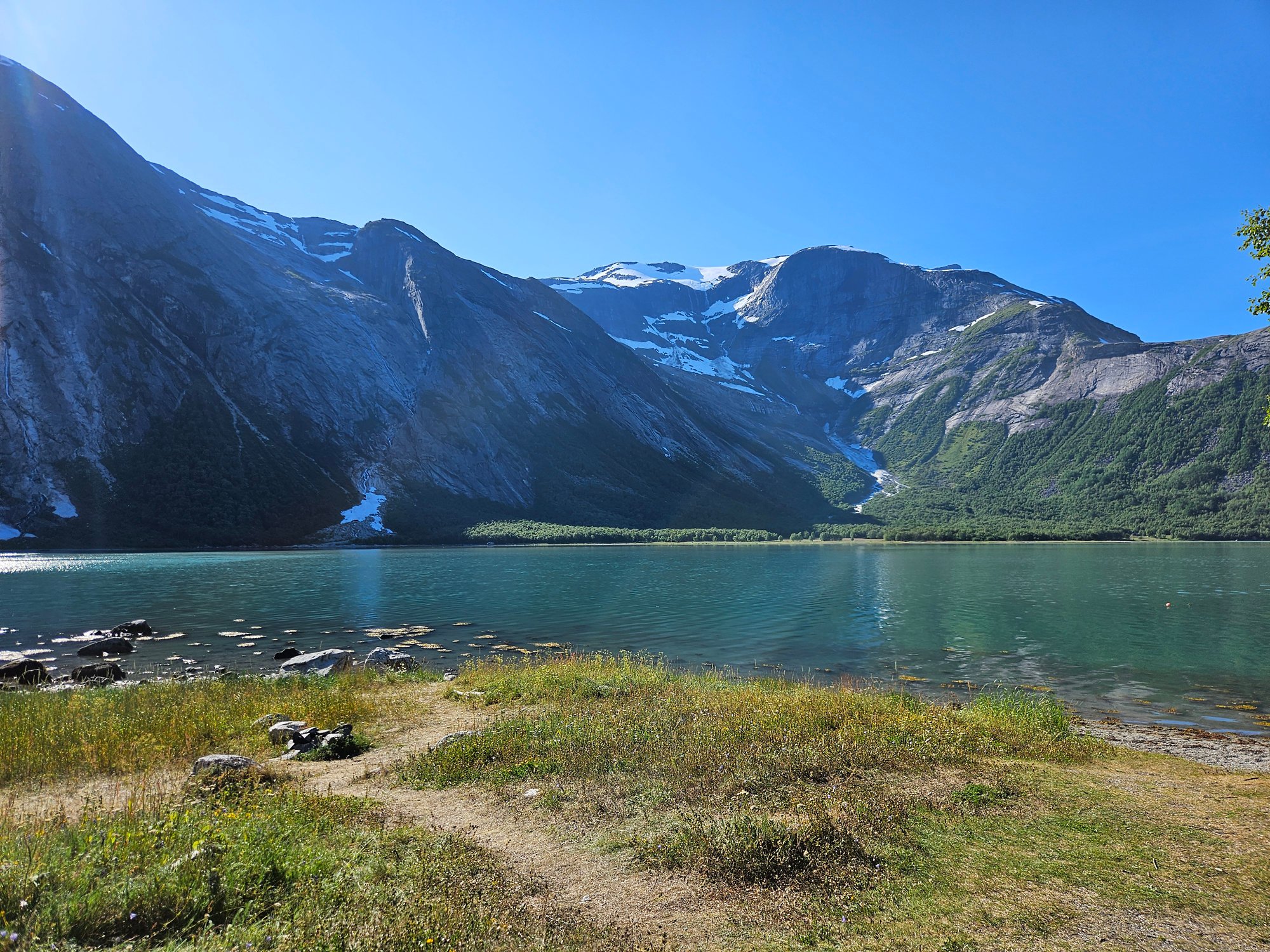 Fjordszenerie und Berglandschaft