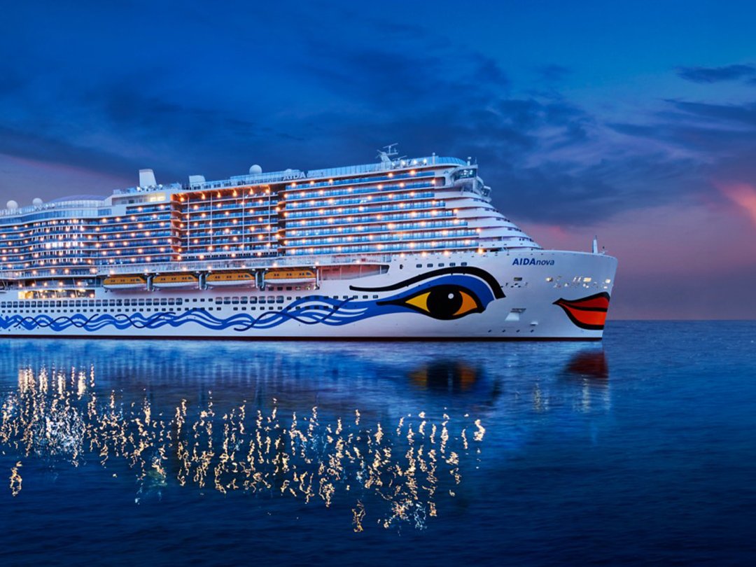 AIDA bei Dämmerung beleuchtet auf dem Meer