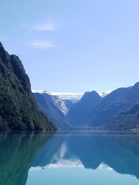 OLD06_OldenLakewithMjelkevollGlacierinbackground_001.jpg