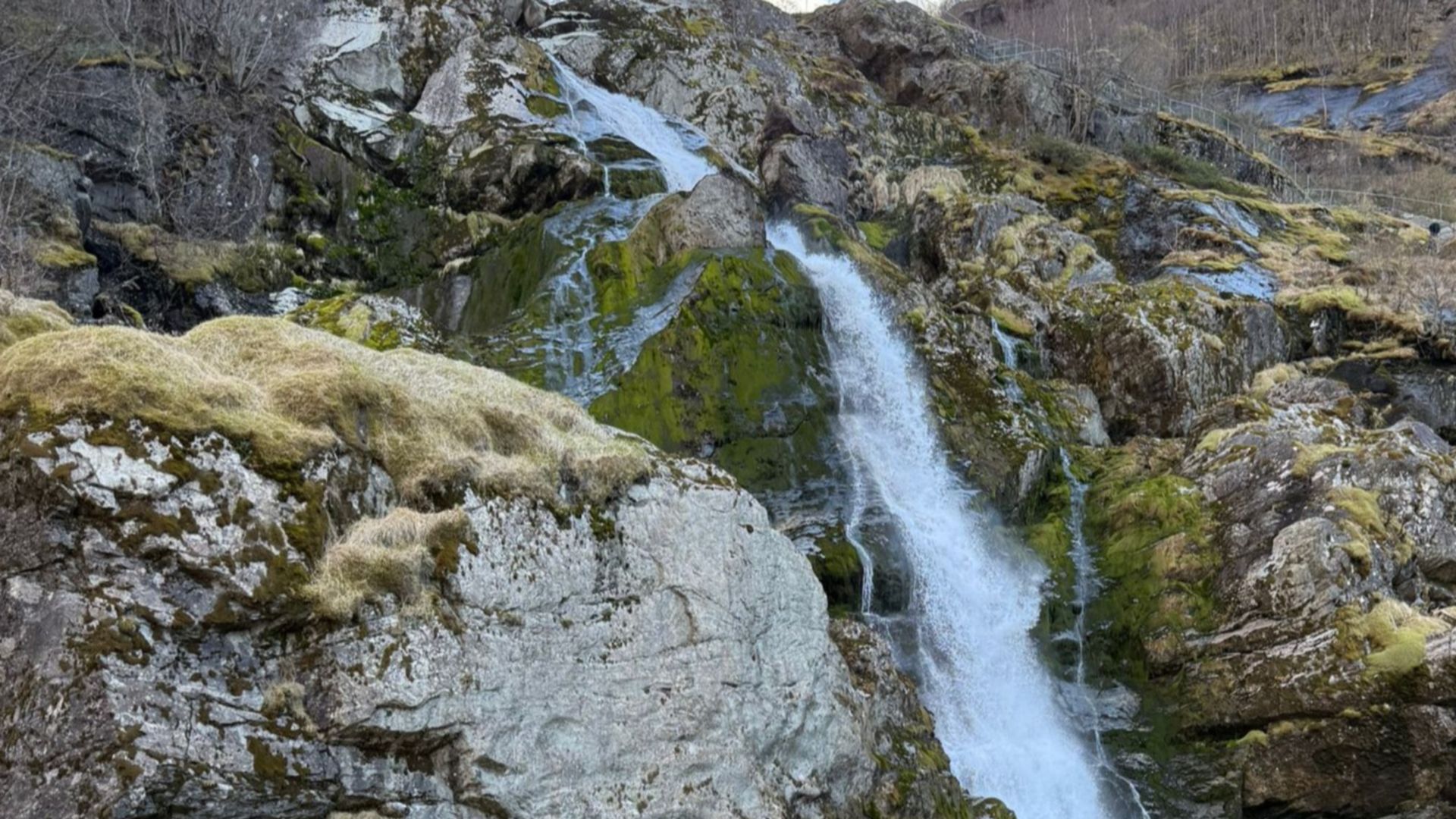 Briksdal Gletscher, Wasserfälle und Seen