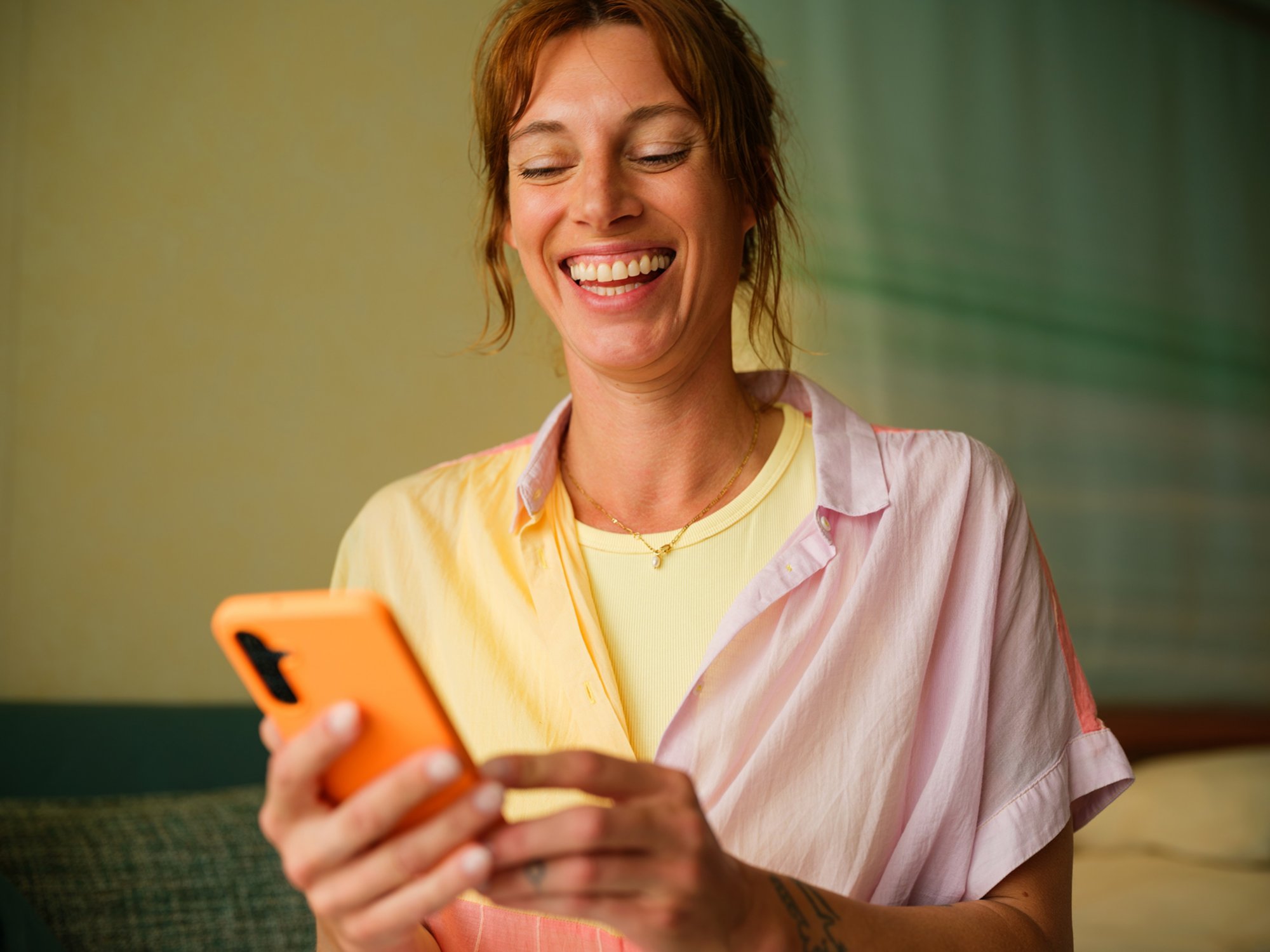 Frau am Smartphone