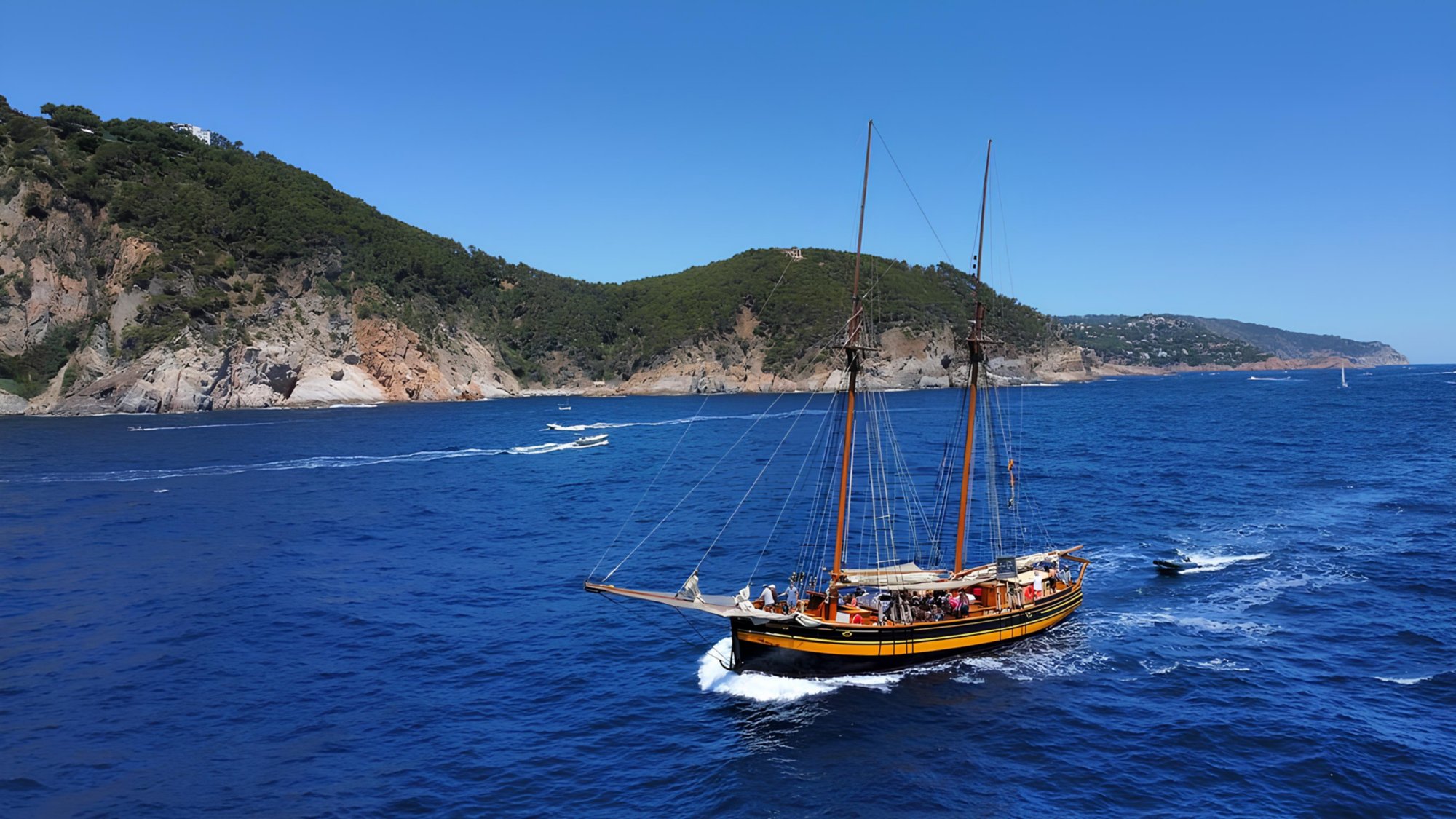 Mit dem Segelboot entlang der Costa Brava