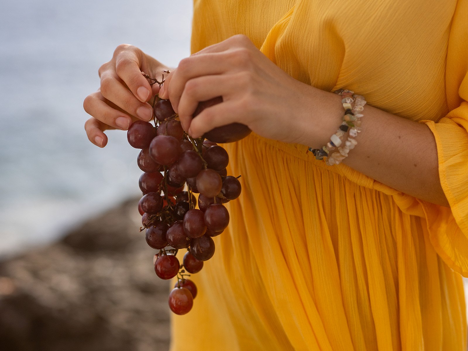 Frau mit Weintrauben