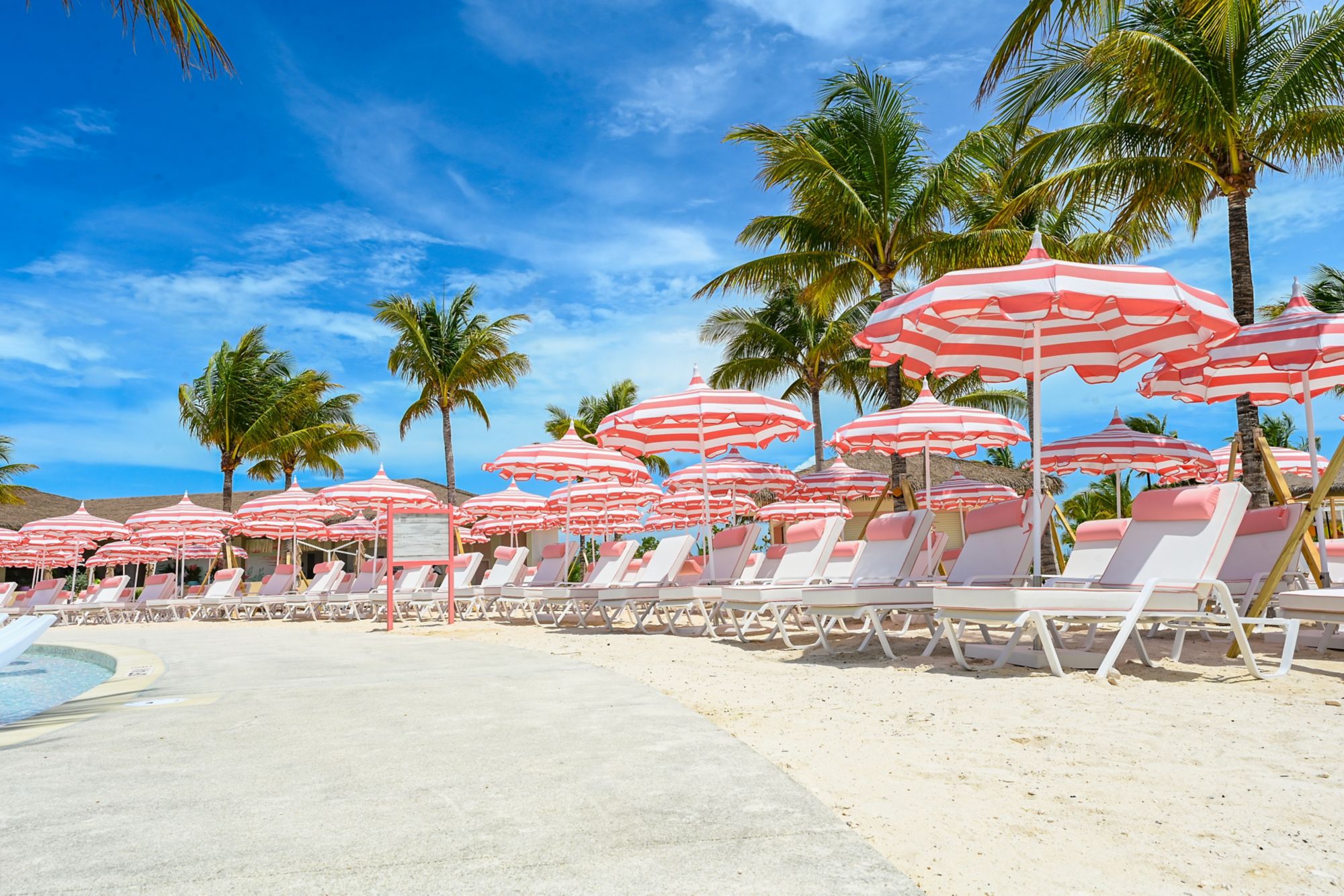 PearlCoveInfinityPool_LOUNGERS_UMBRELLAS1.jpg