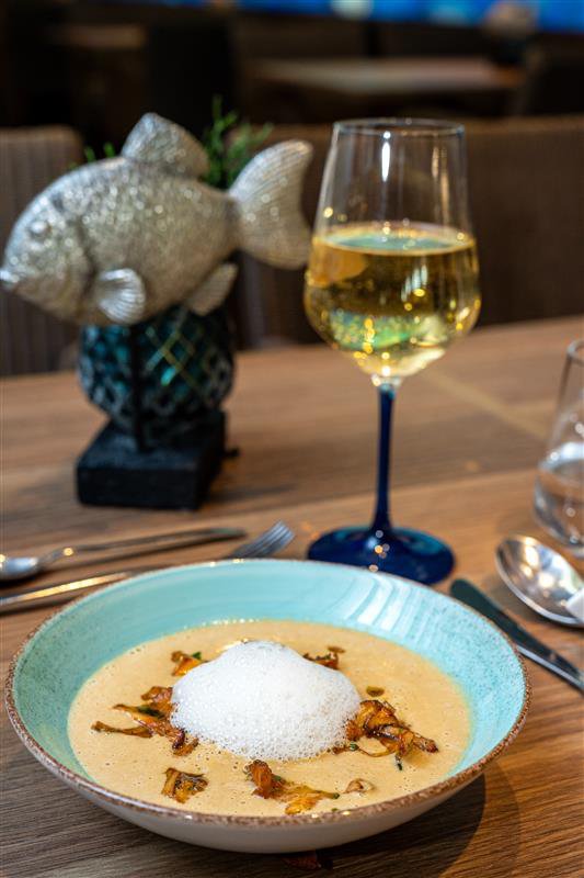 Pfifferlingssuppe mit Parmesanschaum und gebratenen Pfifferlingen
