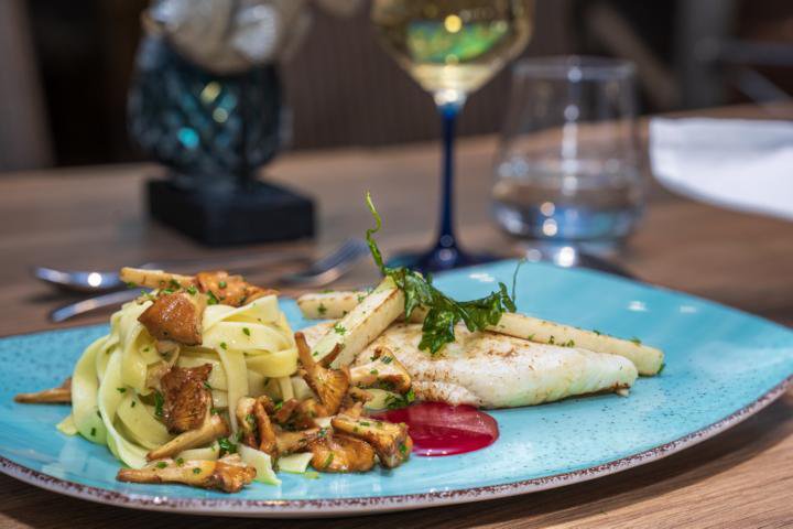 Pfifferlingsgerichte auf Teller