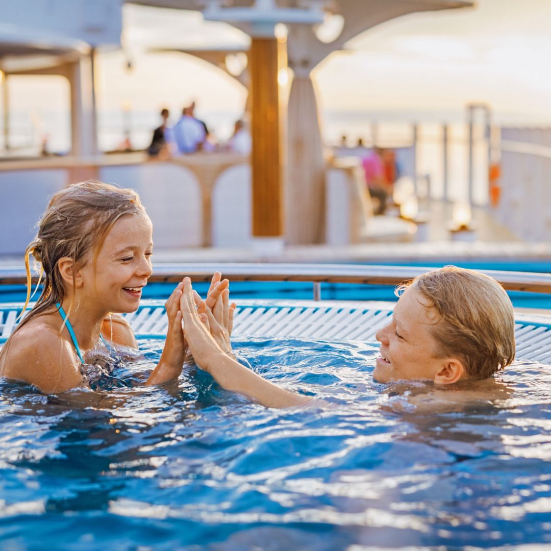 Kinder im Pool
