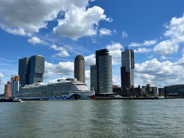 Panoramafahrt durch Rotterdam - Kuben, Kulissen, Kontraste